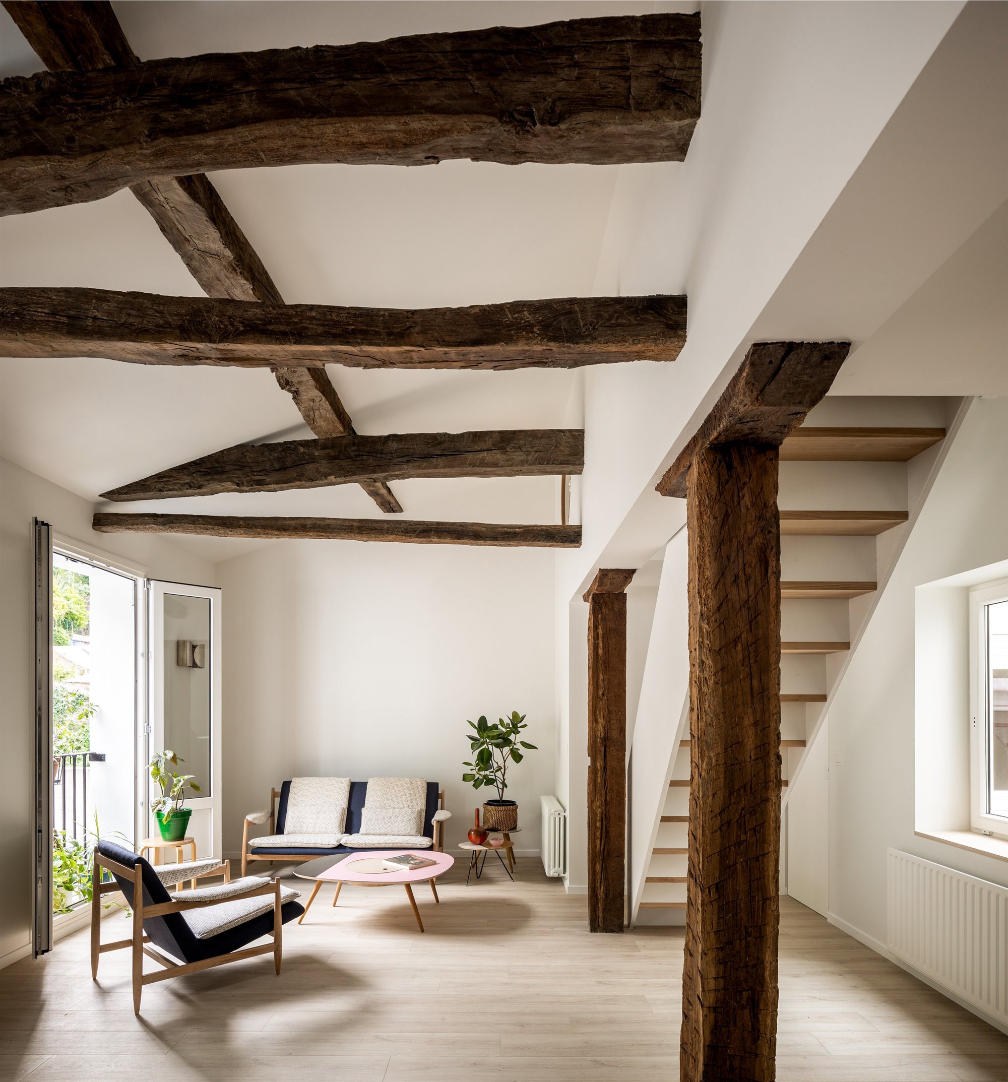 Salón con vigas de madera y estilo minimalista.