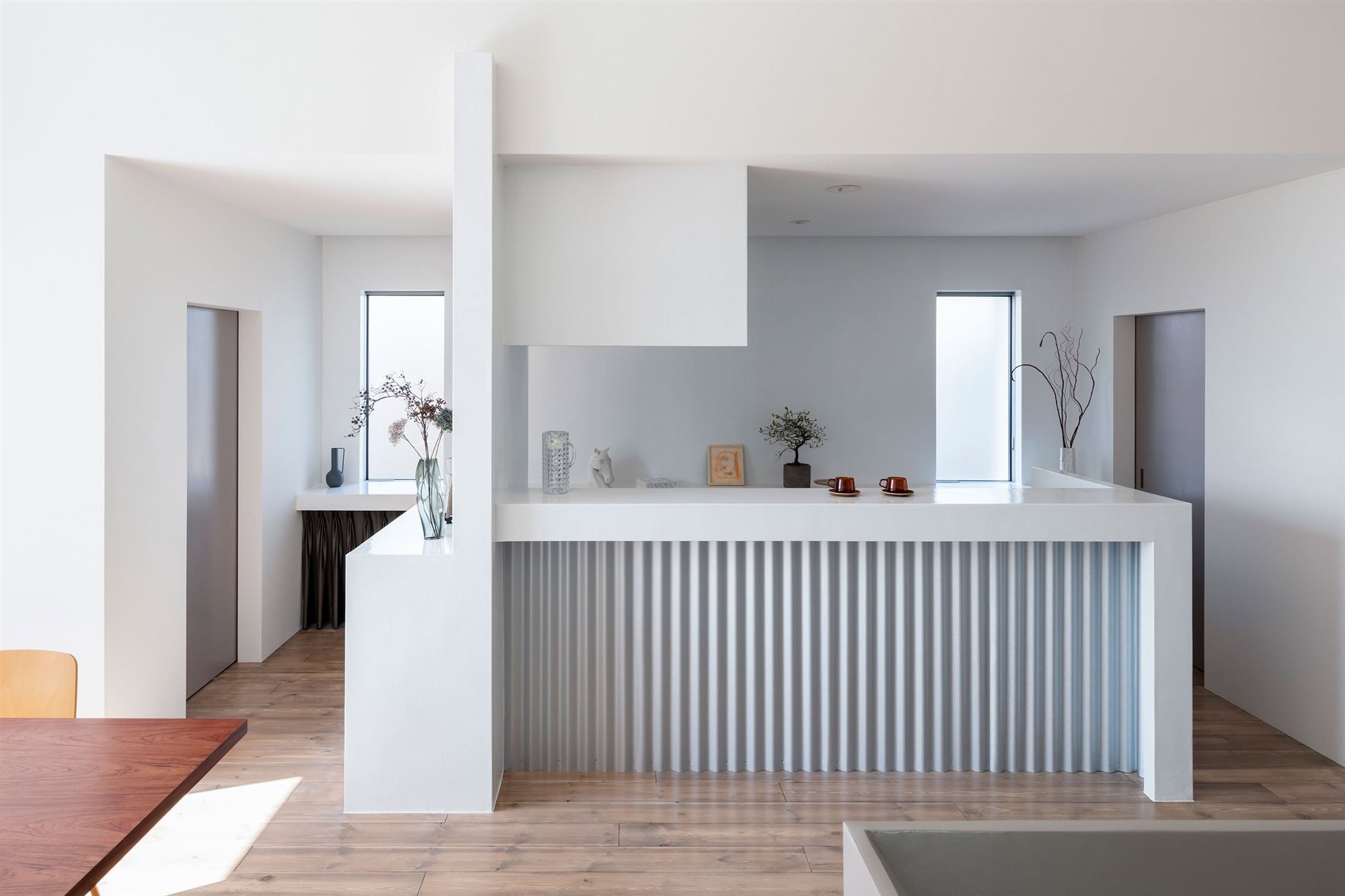 Cocina blanca y oculta diseñada por El arquitecto japonés Kouichi Kimura 