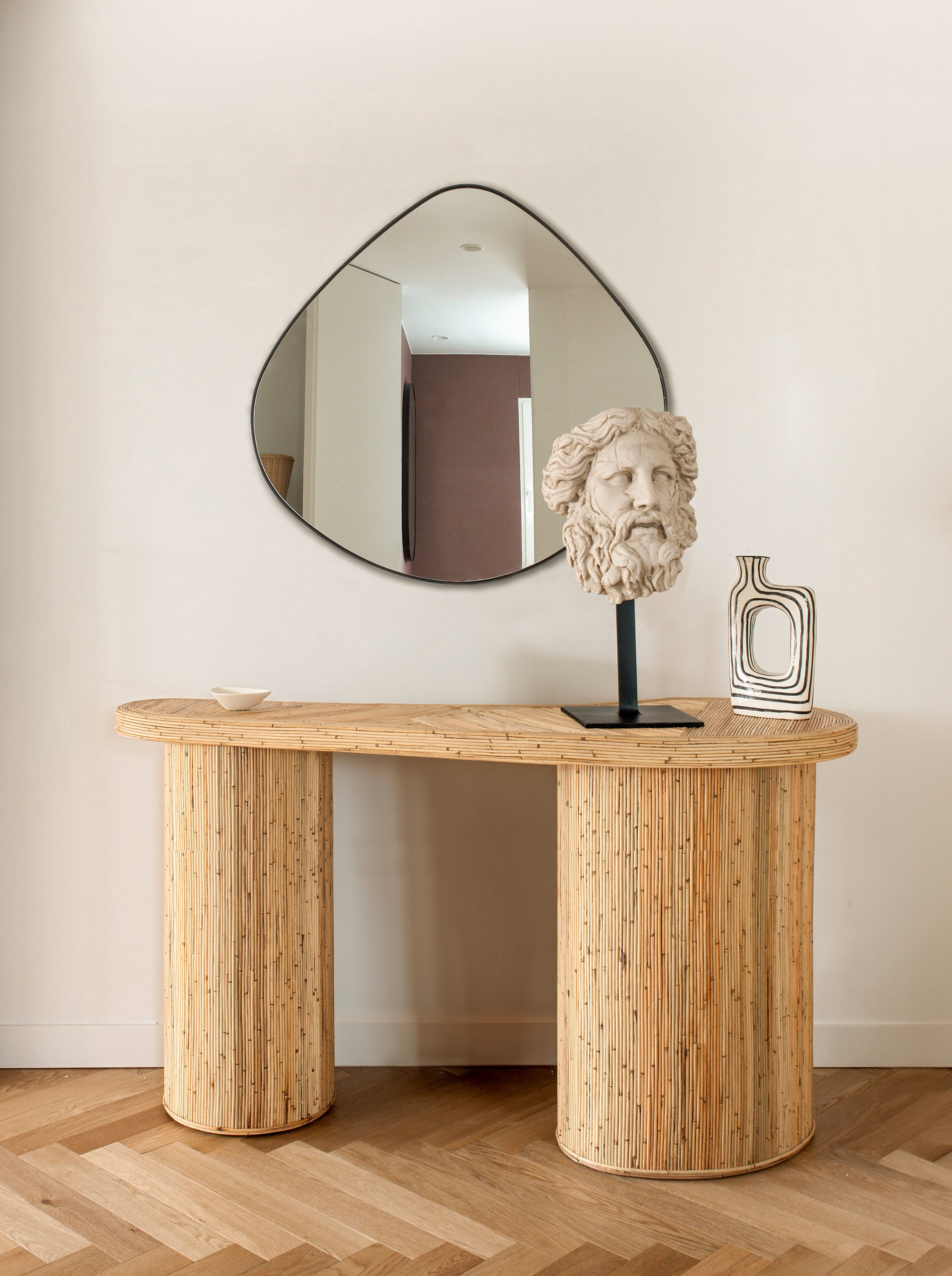Recibidor con mueble, espejo en gota y escultura casa Ayala