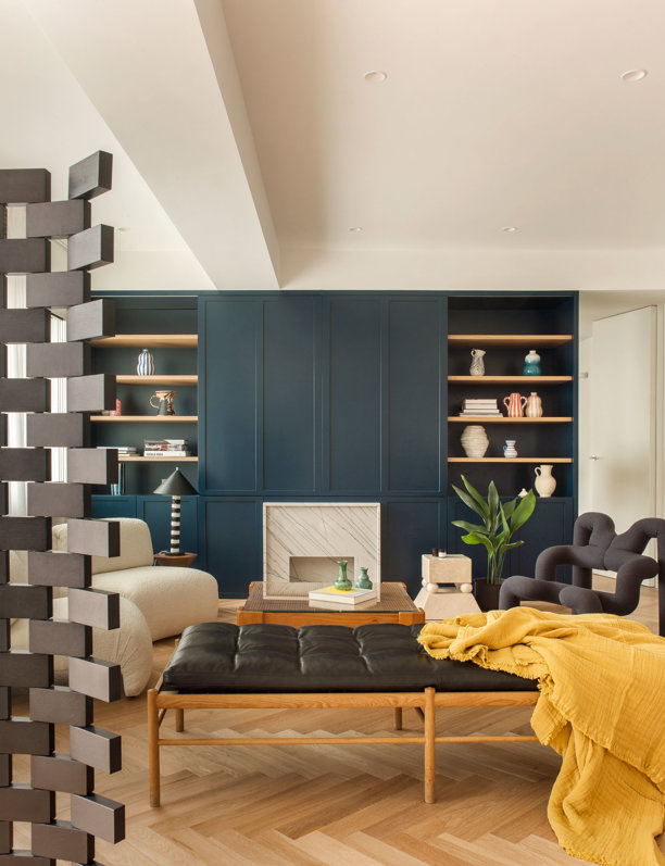Madera, geometría y artesanía añaden un toque mediterráneo y de diseño en este apartamento en el barrio de Salamanca