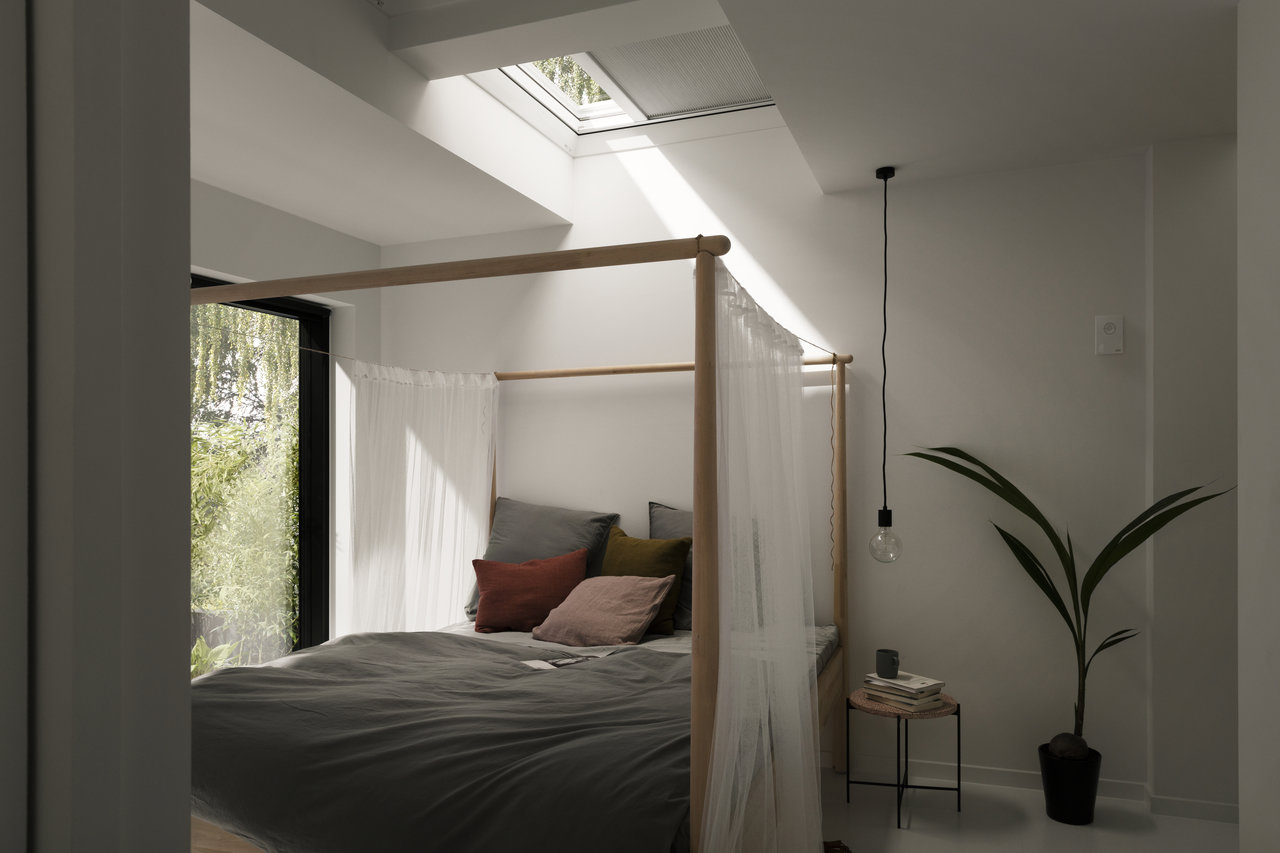 dormitorio abuhardillado con ventana en el techo Velux