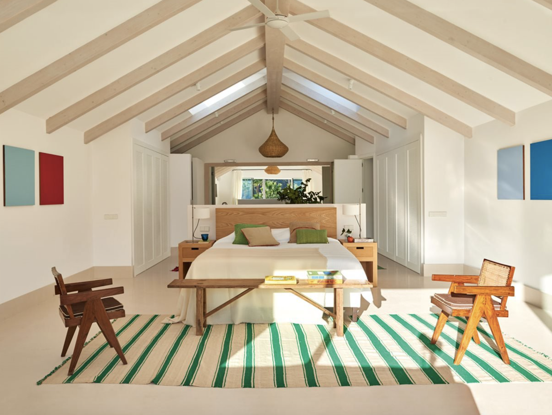 dormitorio4 madera butaca rayas vigas techo cama cabecero madera