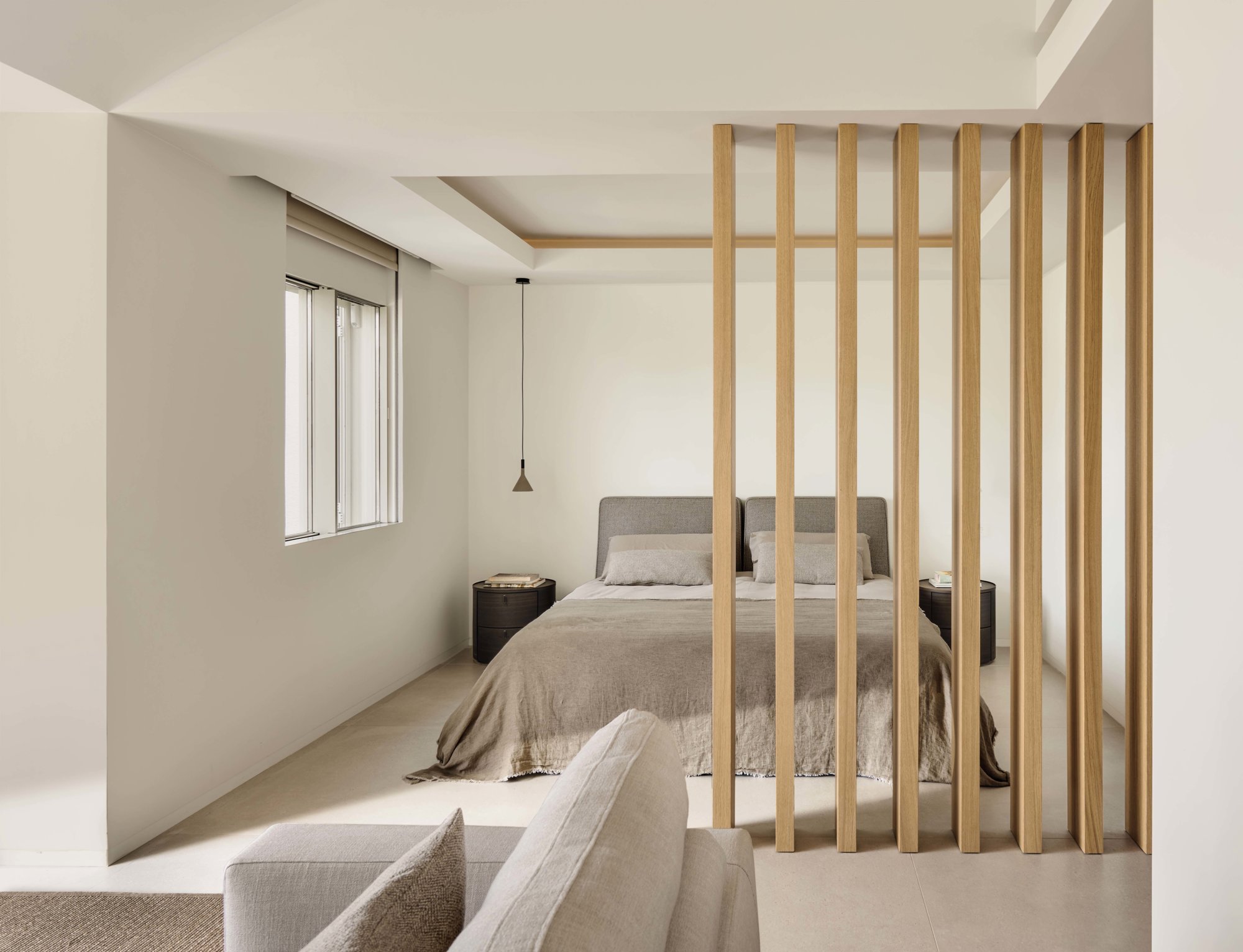 dormitorio con separador de madera