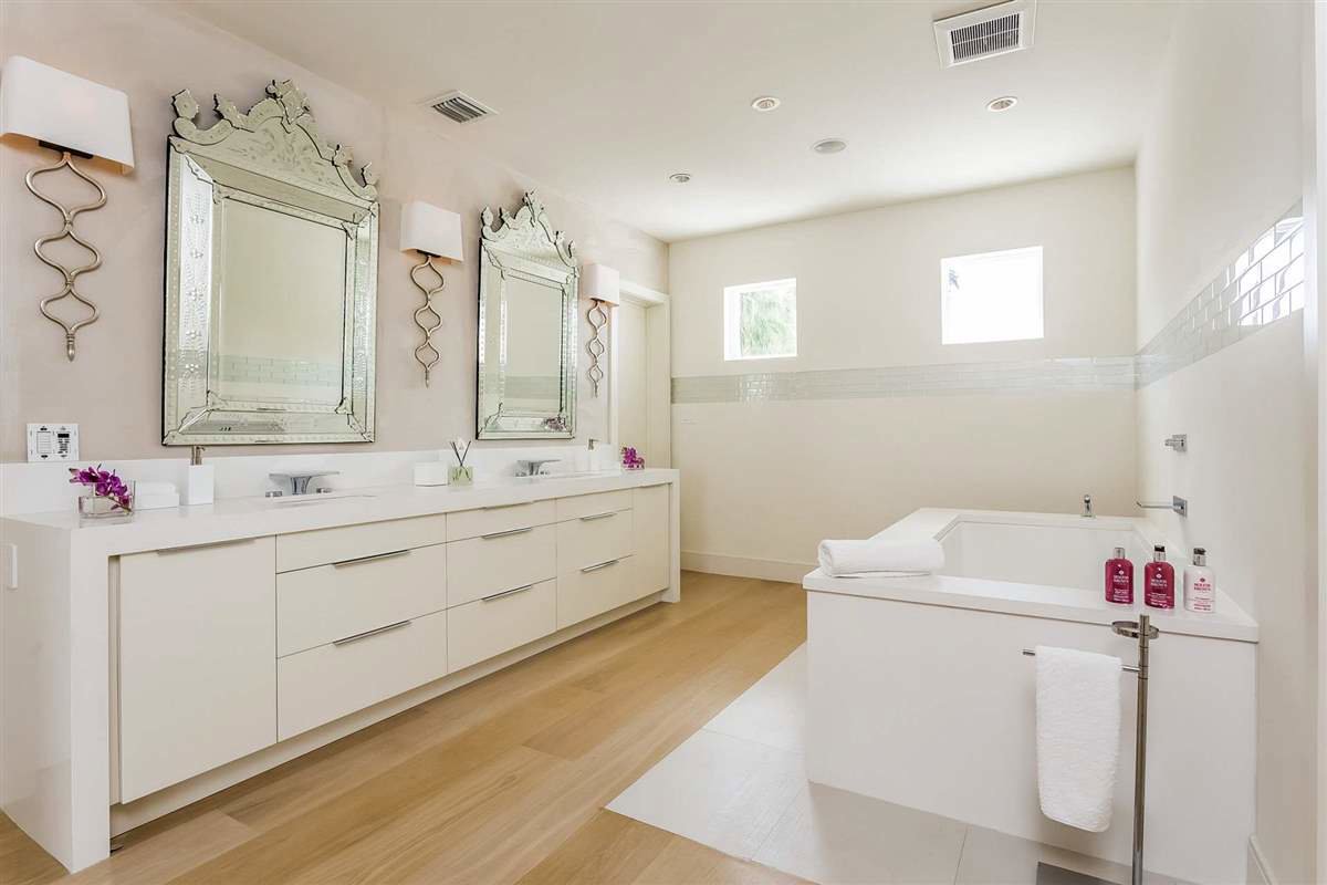 Baño de la vivienda de la cantante con tonos blancos y decoración minimalista
