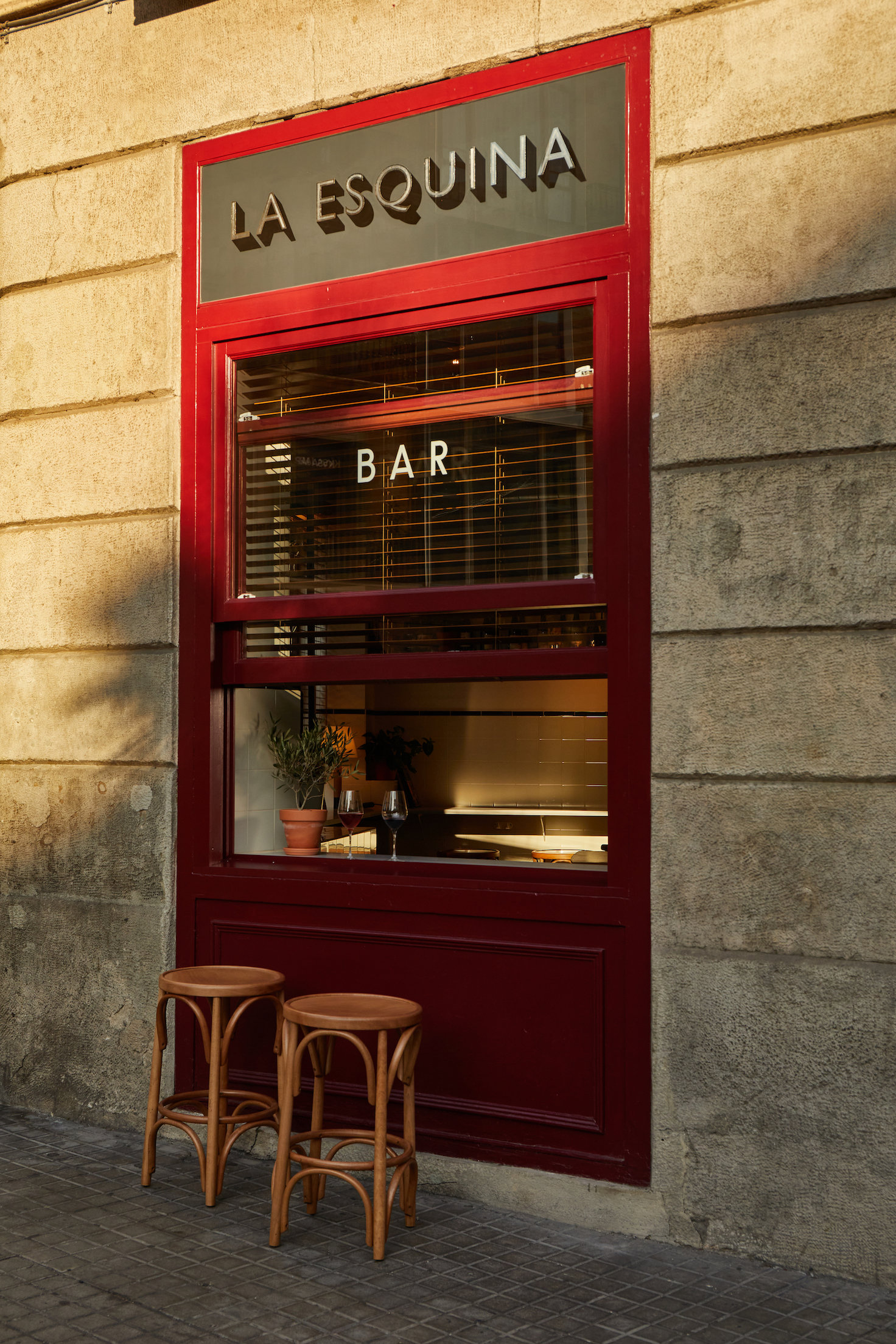 entrada bar puerta roja