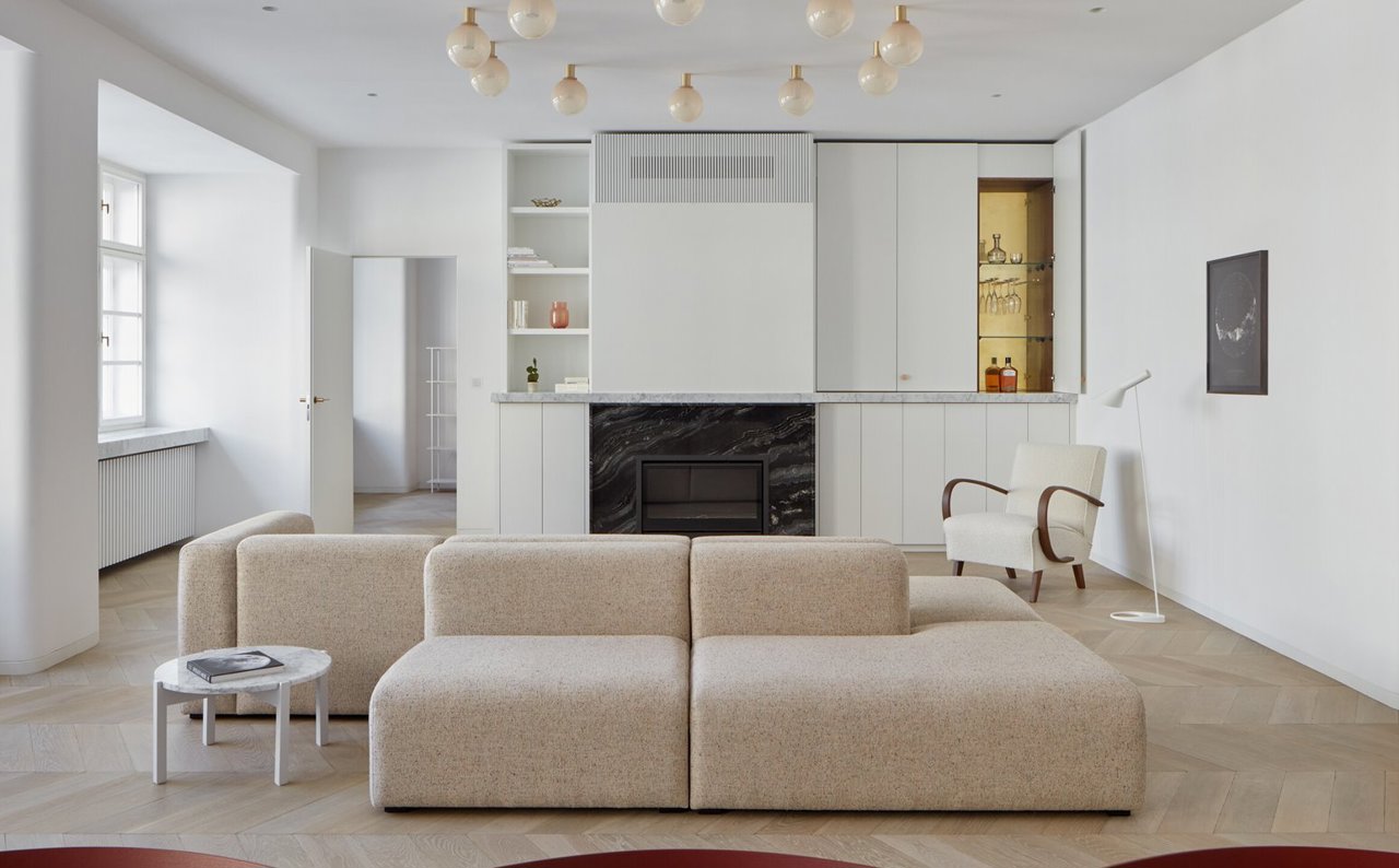 Salón de un piso con el sofá como elemento para crear ambientes diferentes.