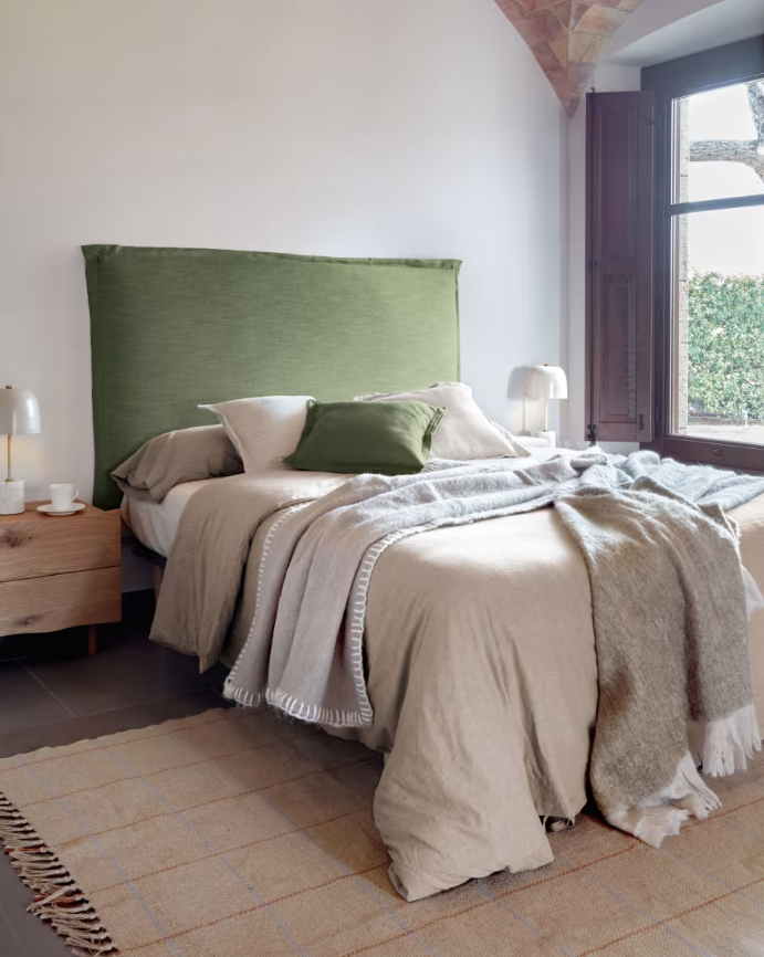 cabecero verde cama sábanas lino dormitorio