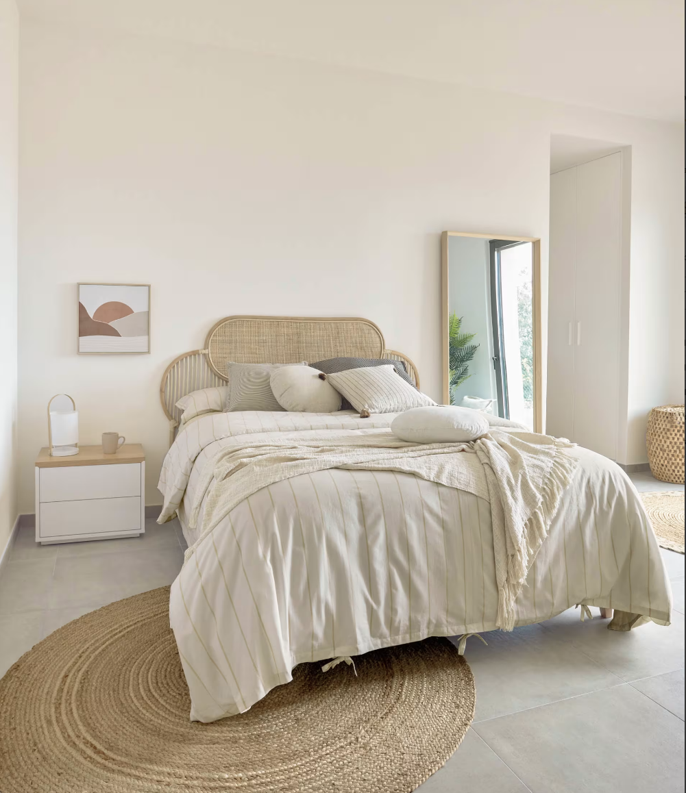 dormitorio blanco cama lino alfombra redonda