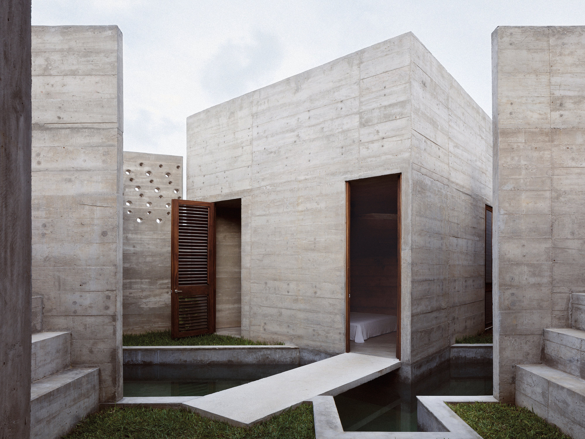 Casa Zicatela (2015), una fortaleza de cemento a cielo abierto y la primera obra donde Godefroy usa todos sus códigos.  