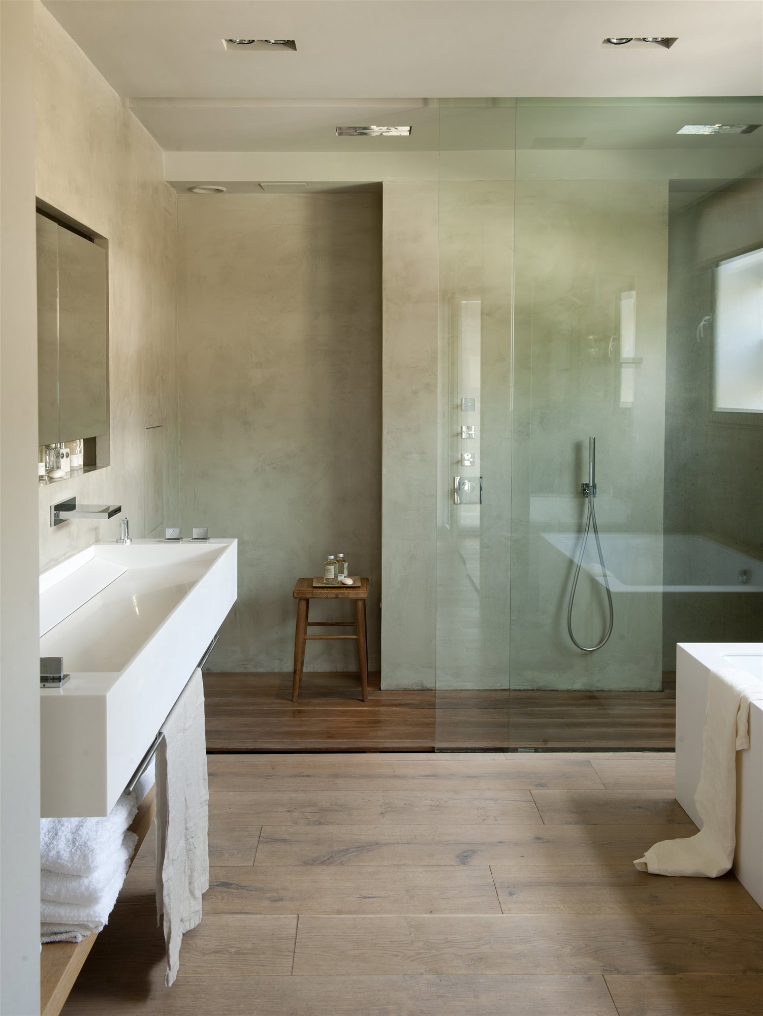 bano moderno con ducha con suelo de madera 