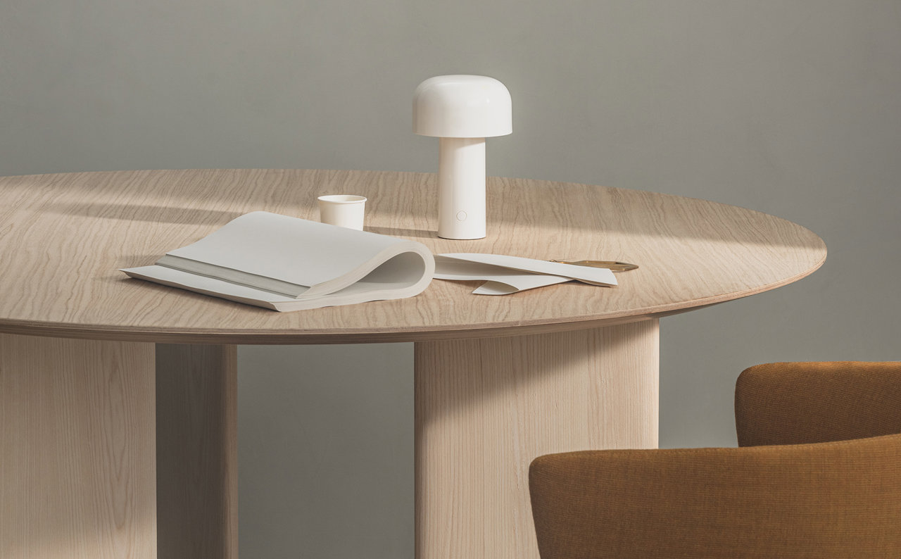La mesa está fabricada con madera maciza y está disponible en diferentes tamaños y versiones de mesa café, comedor y auxiliares. 