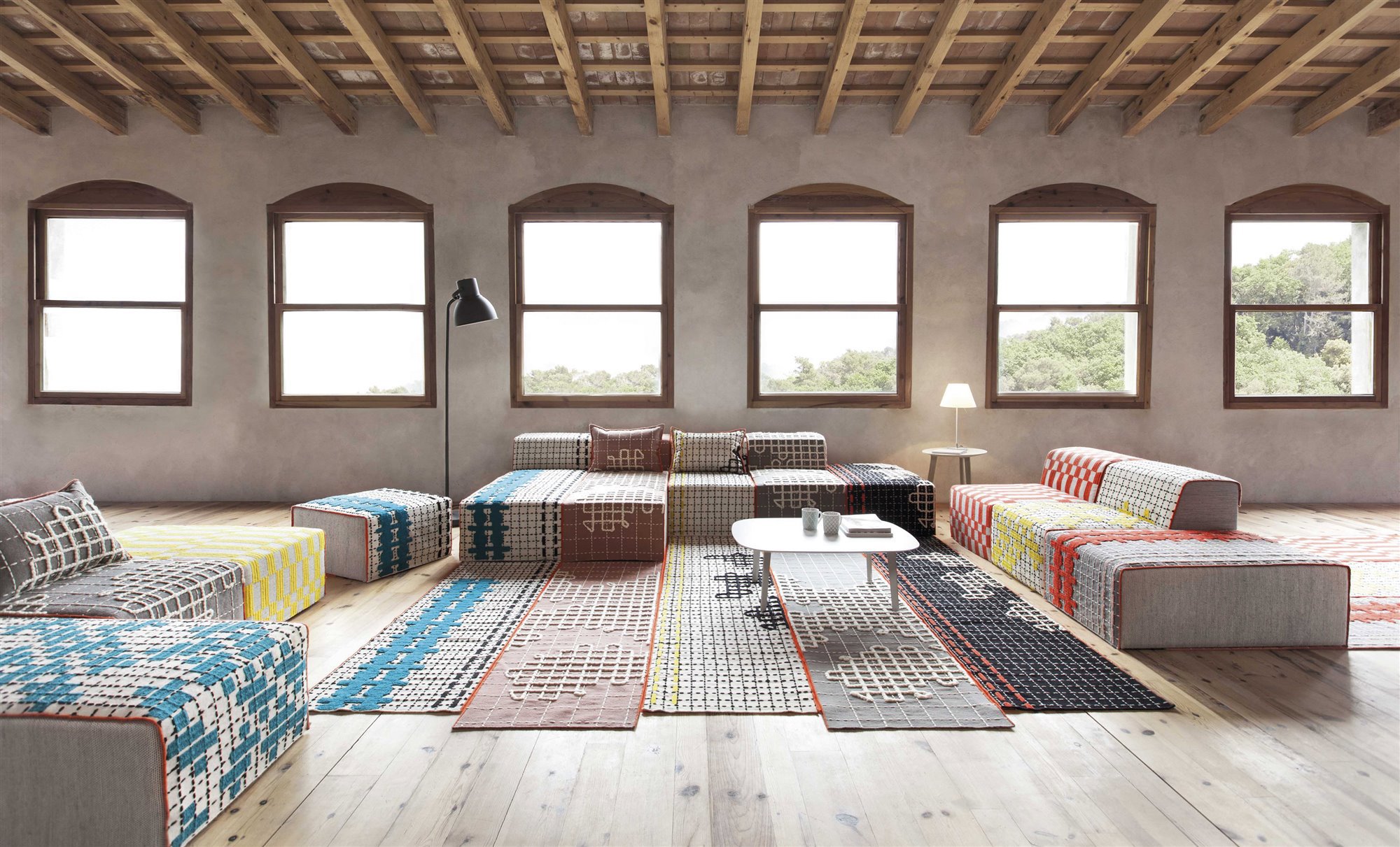 salón amplio con sofás modulares y tapicería