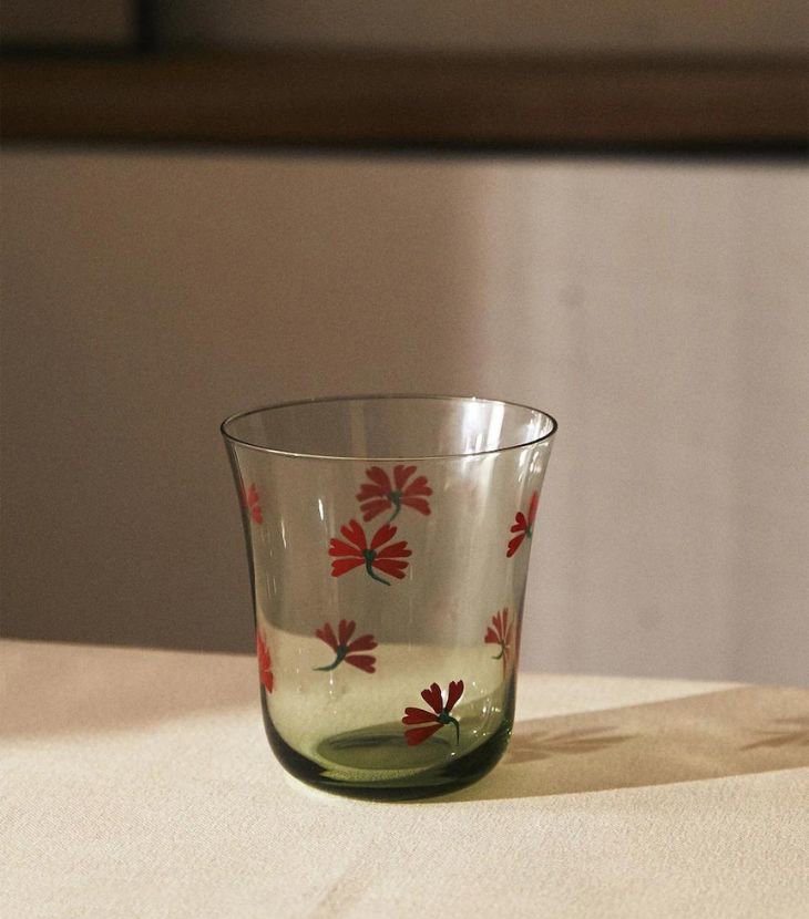 Vaso de vidrio con calca de flores de Zara Home