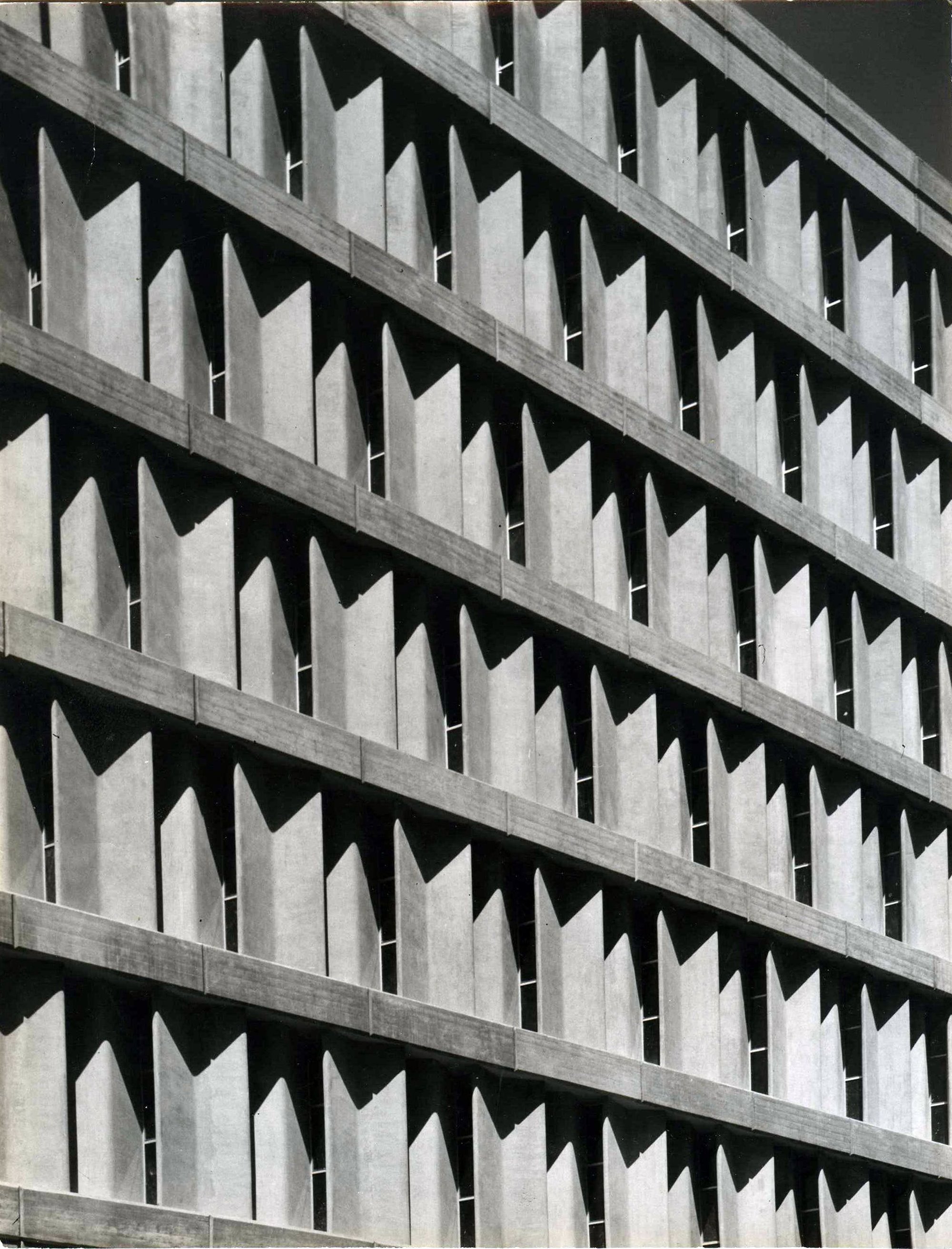 8 Edificio IBM, de Miguel Fisac Serna (Madrid)