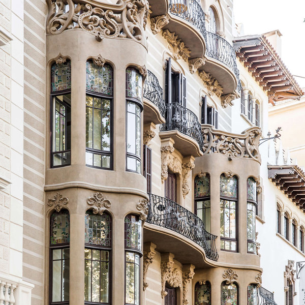 Así ha sido la impecable rehabilitación de un edificio modernista en Barcelona al que se le han añadido dos áticos de lujo