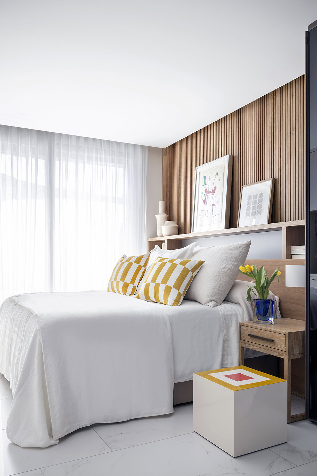 Pia Capdevila dormitorio moderno cabecero de madera