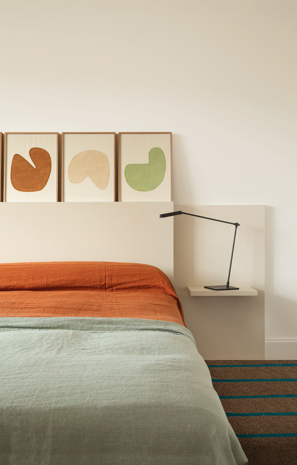 Dormitorio moderno con arte casa Sierra+De La Higuera