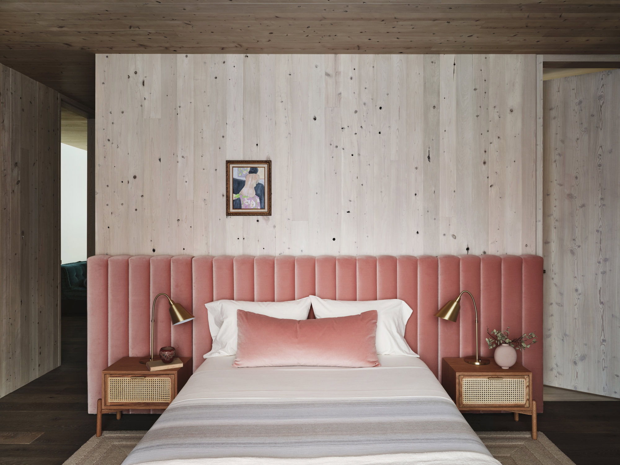 Dormitorio con cabecero rosa casa CLB