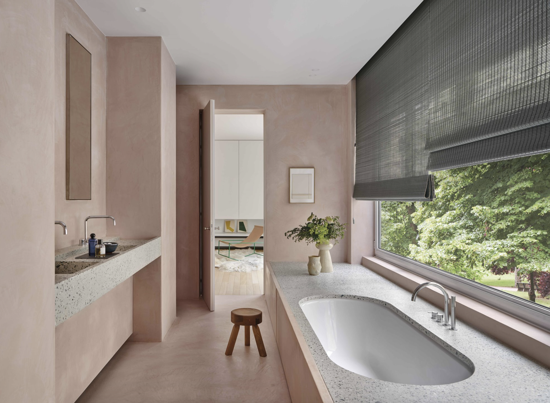 baño rosa empolvado y gris con lavabo y ba��era encastrada