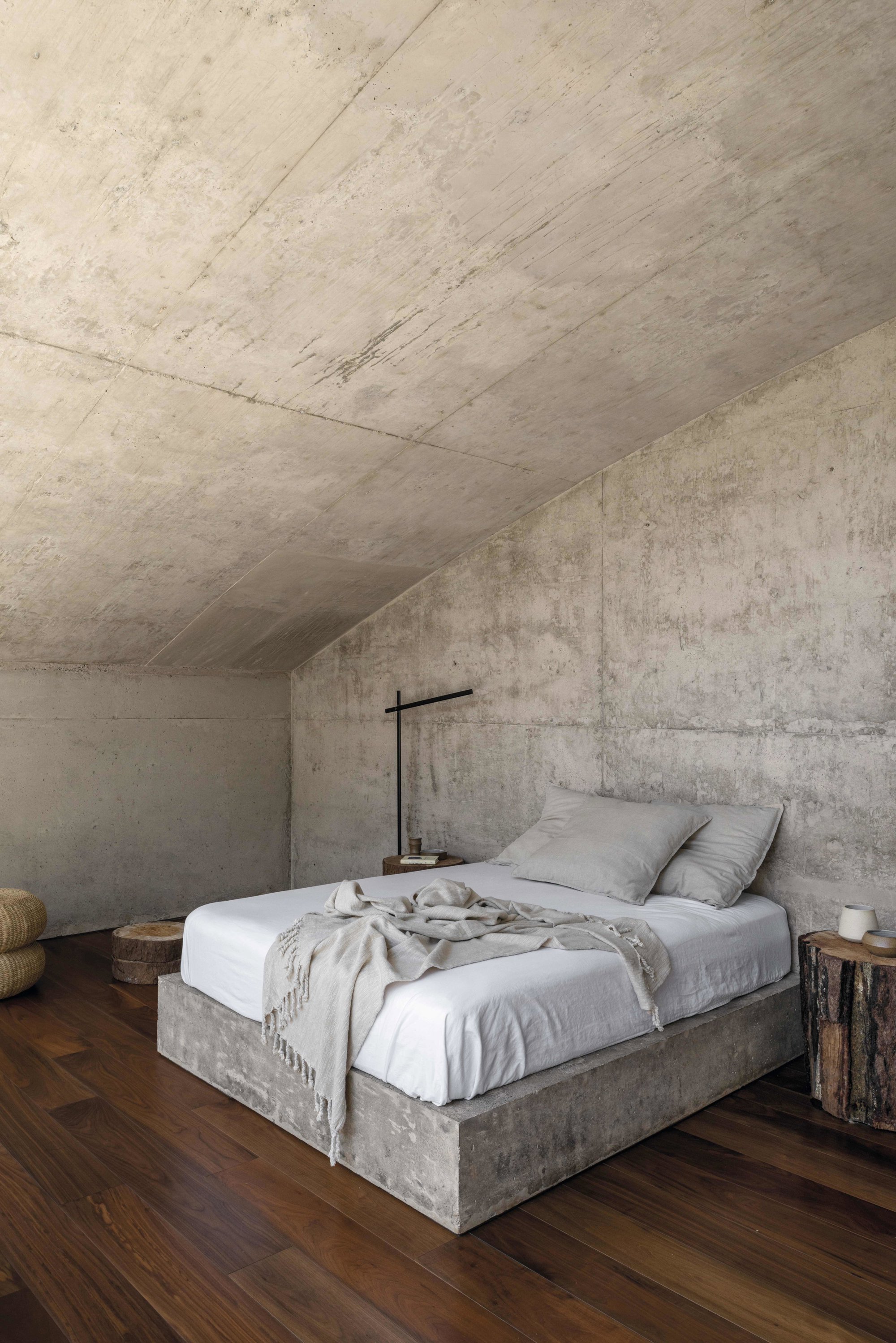 dormitorio moderno hormigón gris mesillas de madera