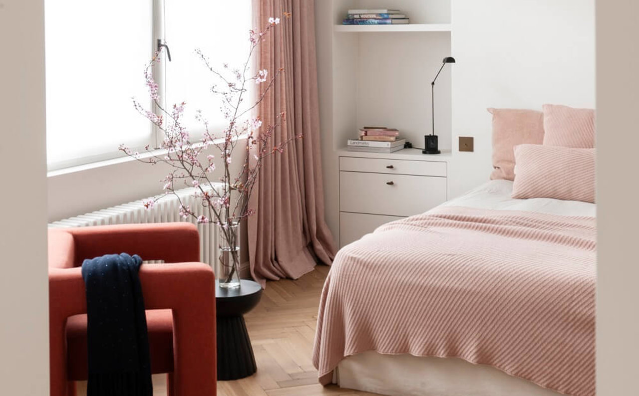Dormitorio en blanco y rosa