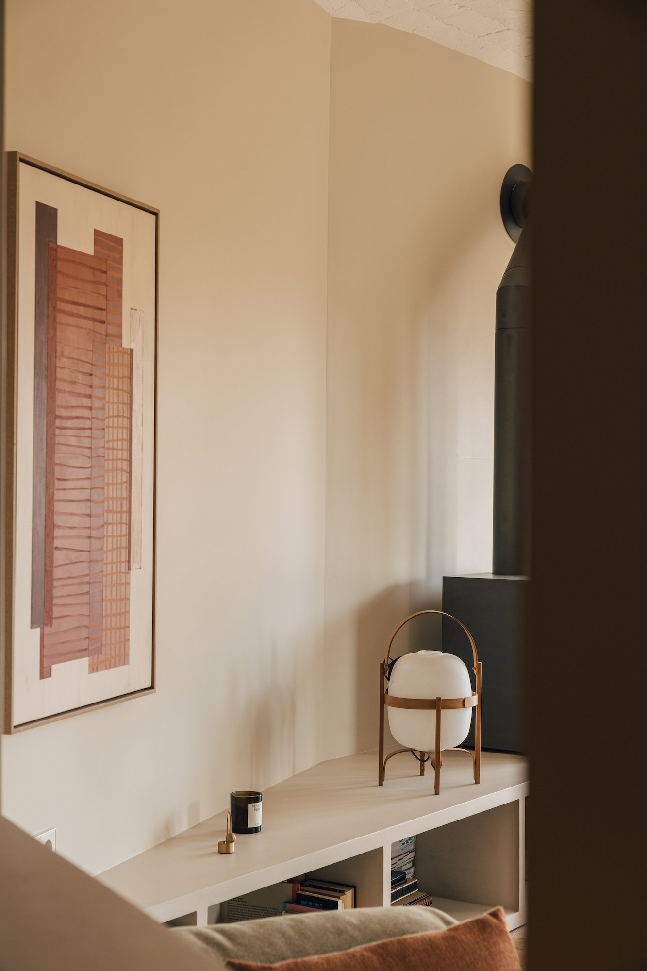 Firmas italianas o daneses decoran los espacios de esta casa. Cada pieza ha sido escogida a conciencia para generar un clima suave y tranquilo. En la pared, se ha optado por obras que refuerzan la idea de calma.  