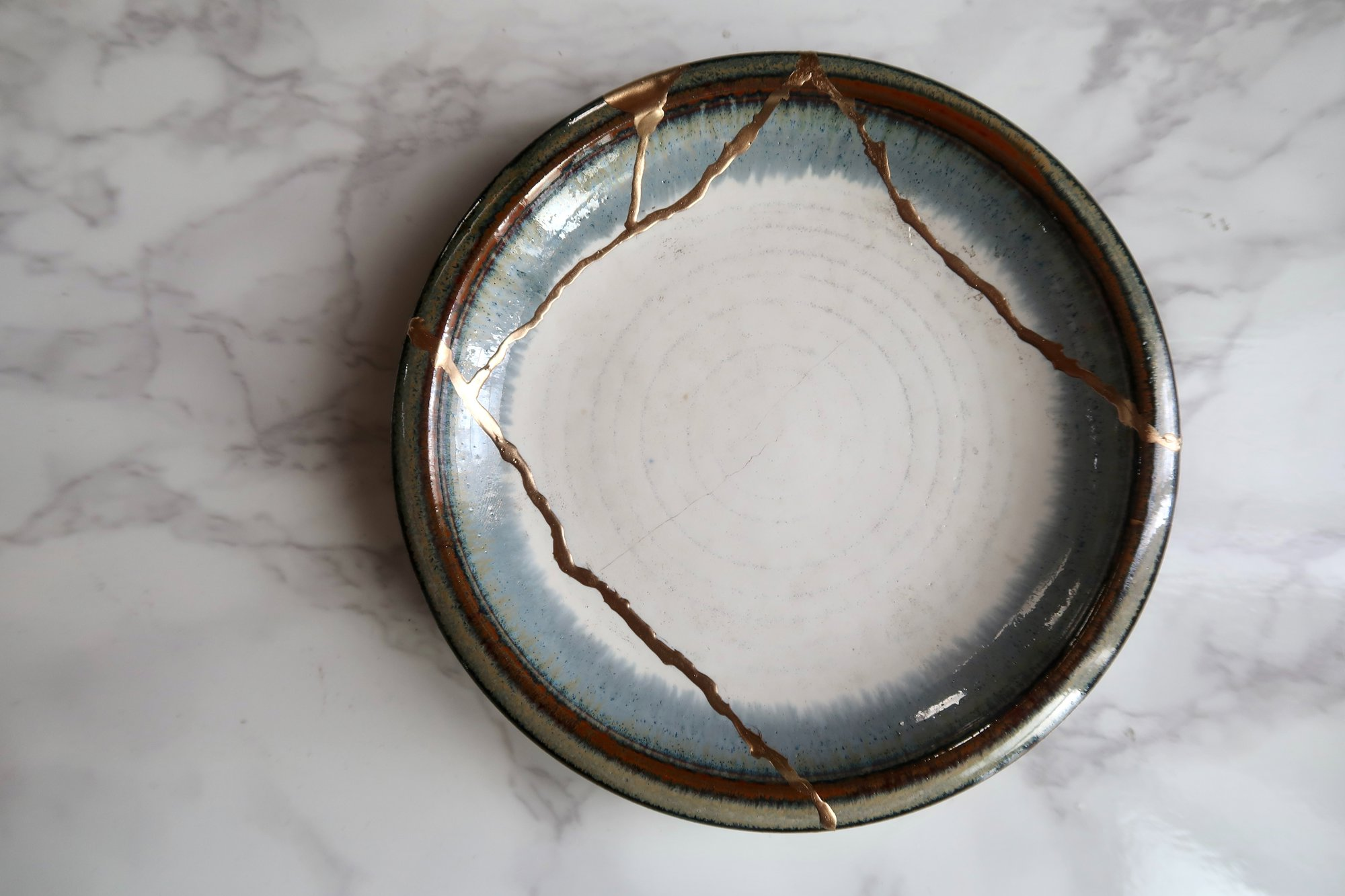 plato de cerámica con detalles dorados de Kintsugi