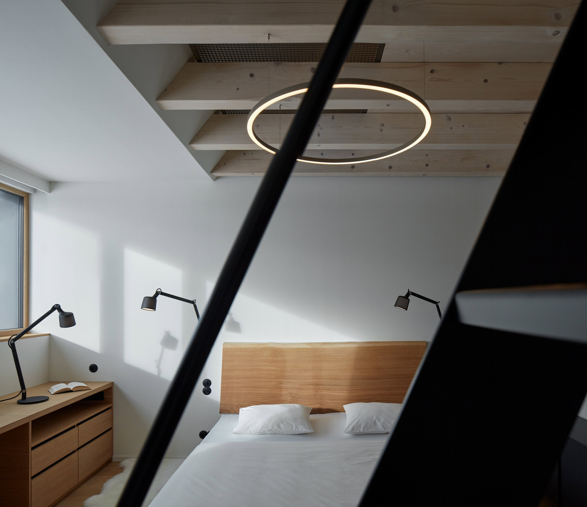 dormitorio blanco con cabecero de madera de un Refugio de invierno ADR Formafatal en República Checa
