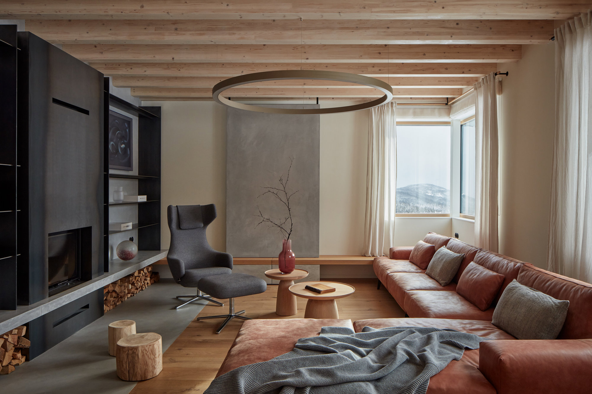 salón con amplio sofá en L y butaca gris en Refugio de invierno ADR Formafatal en República Checa