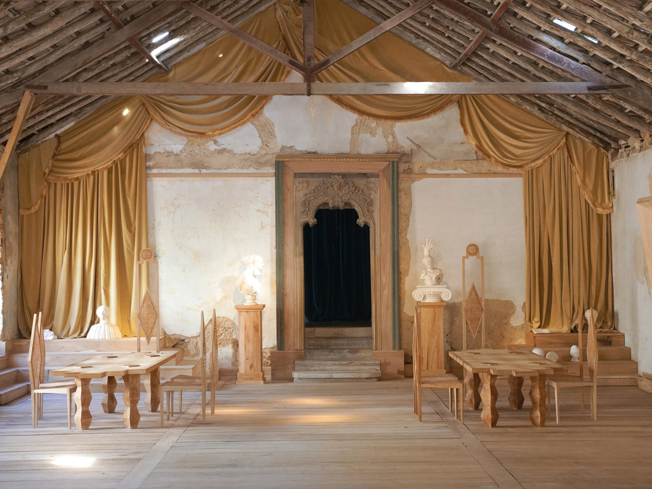 Muebles de madera de eucalipto en Palacio do Grilo
