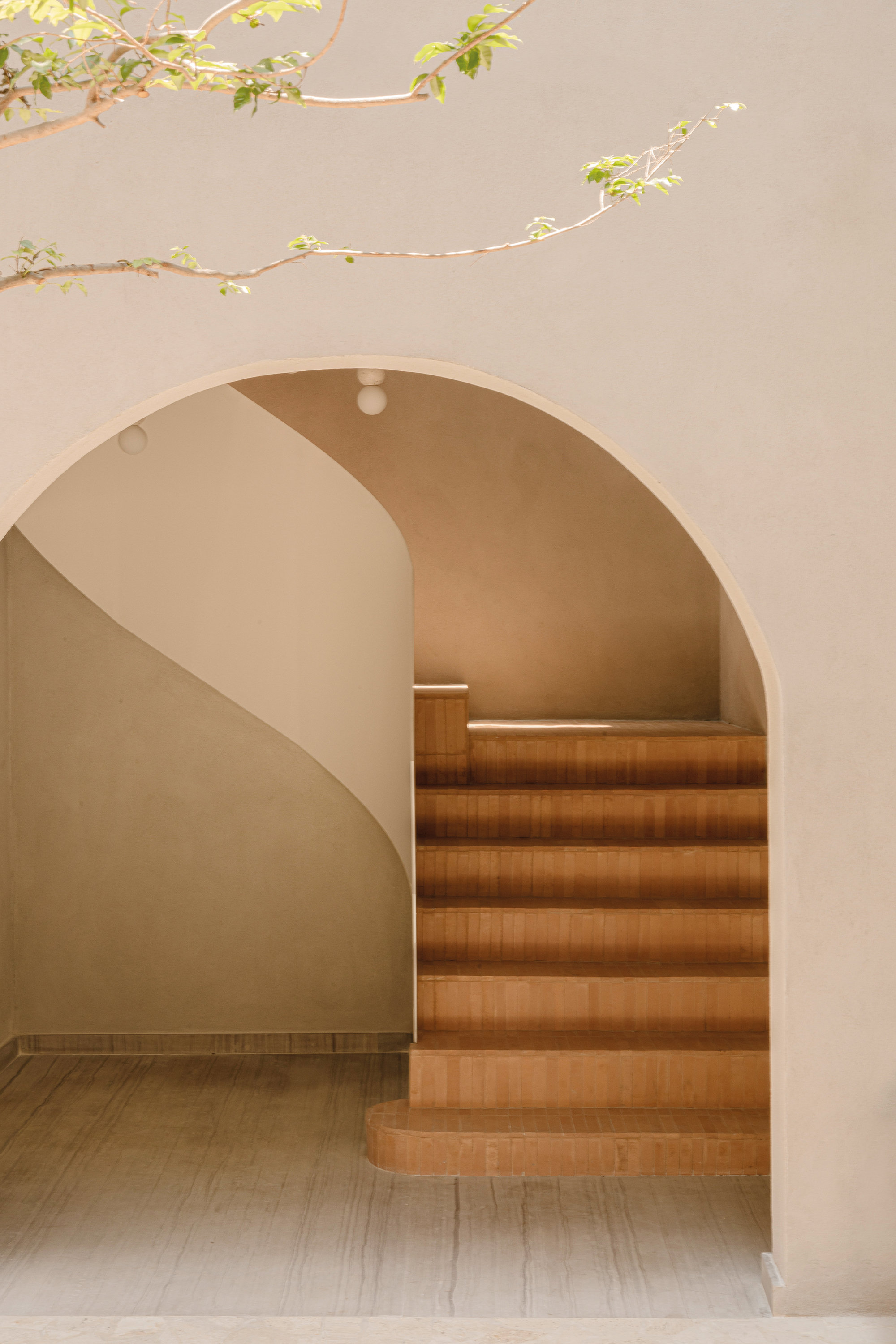 Casa Mezcal escaleras con azulejos de terracota