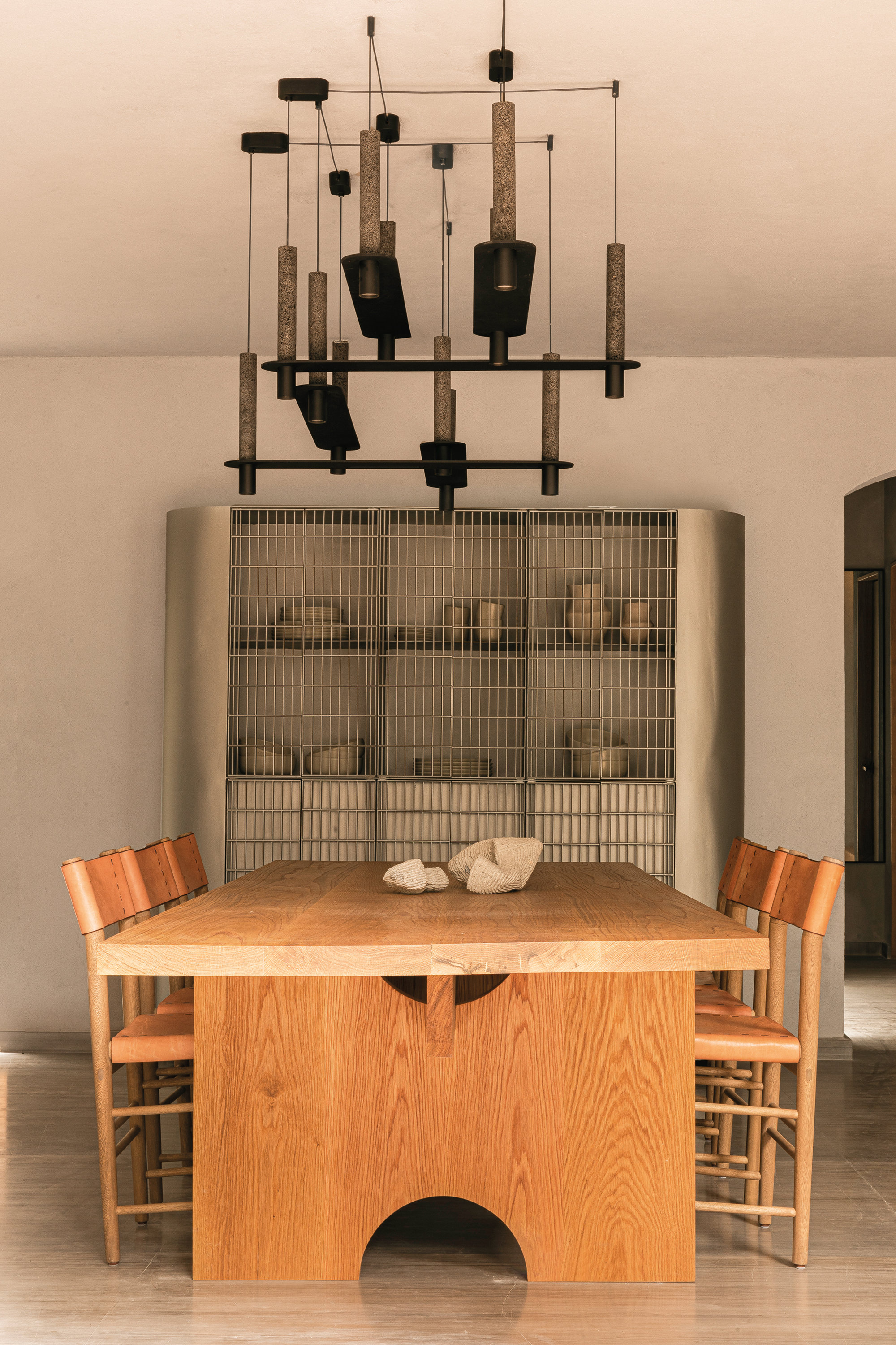 cocina con mesa de madera, sillas, lámpara y armario a medida