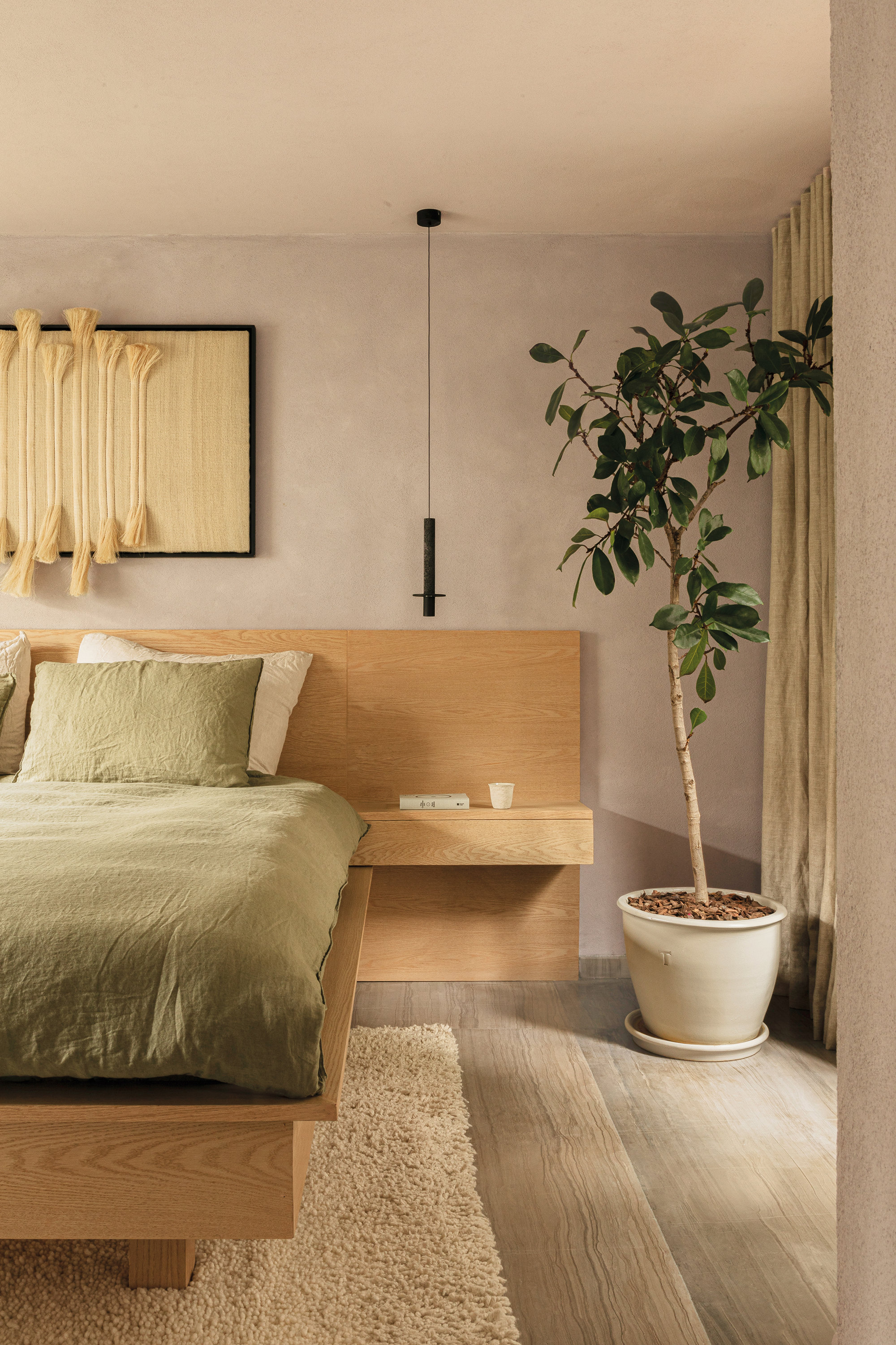dormitorio en madera con tonos verdes