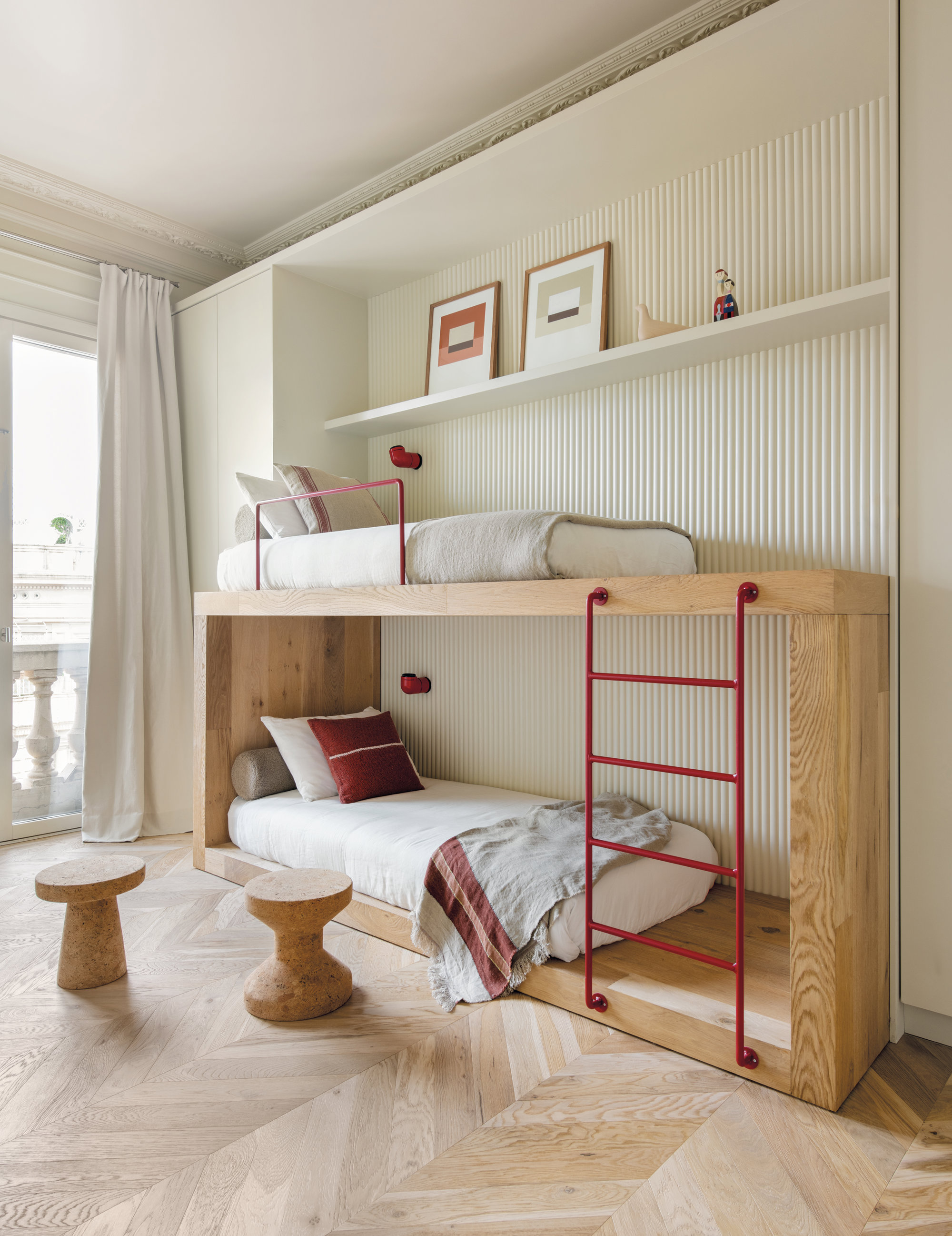 Dormitorio infantil con litera de roble