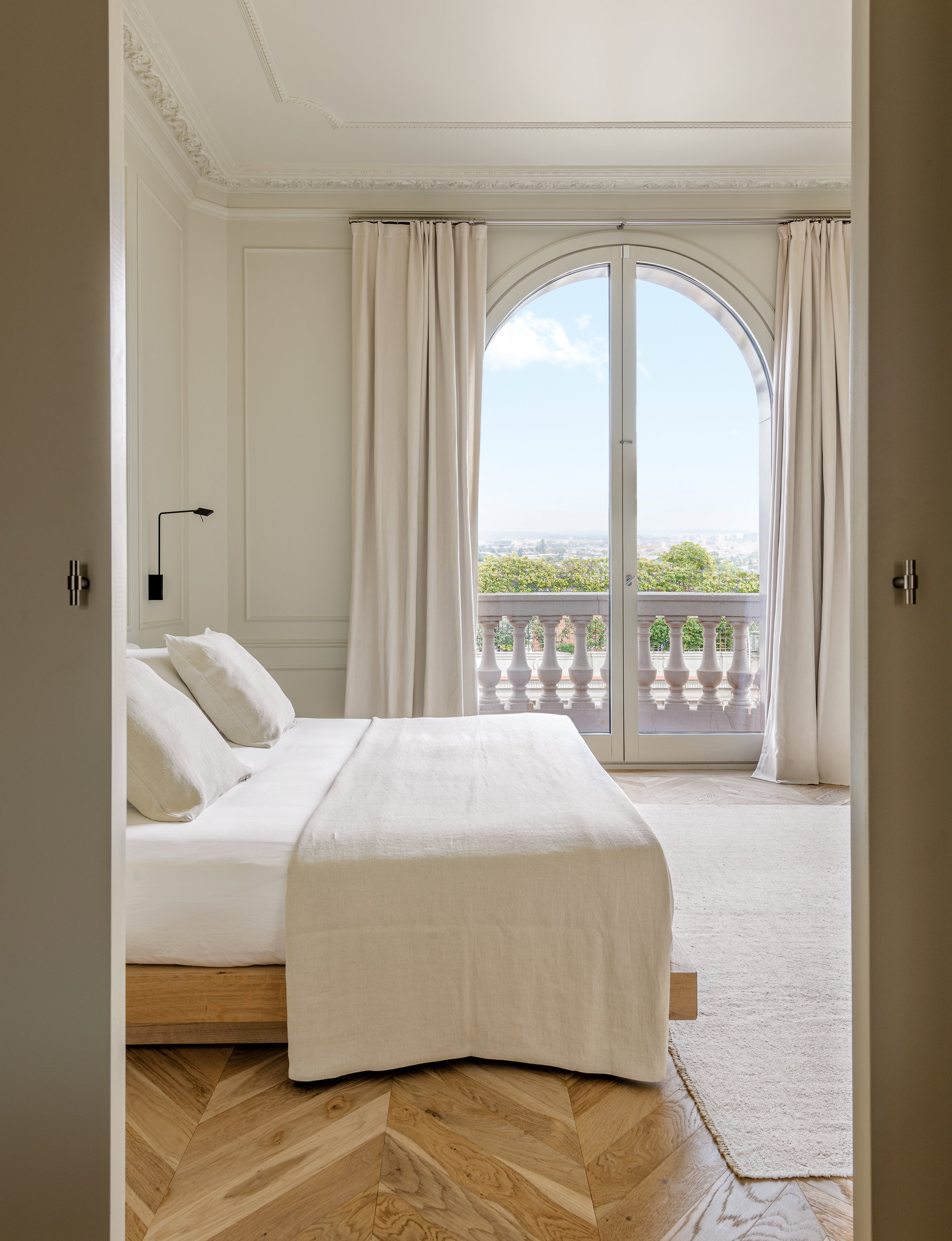 dormitorio minimalista con cama y ventanal 
