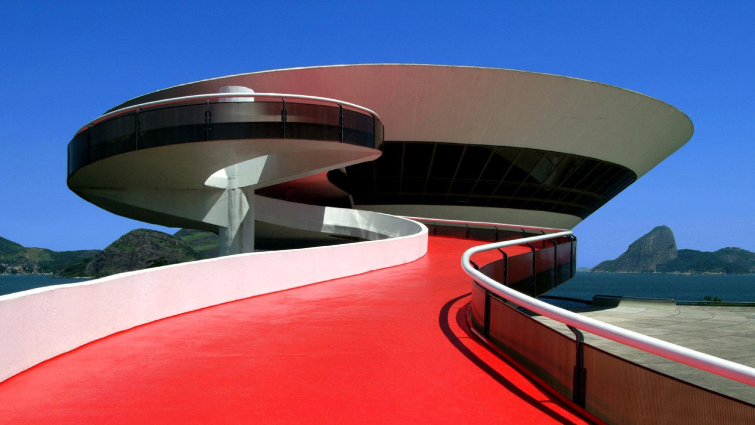 Museo de Arte Contemporáneo de Niterói de  Oscar Niemeyer