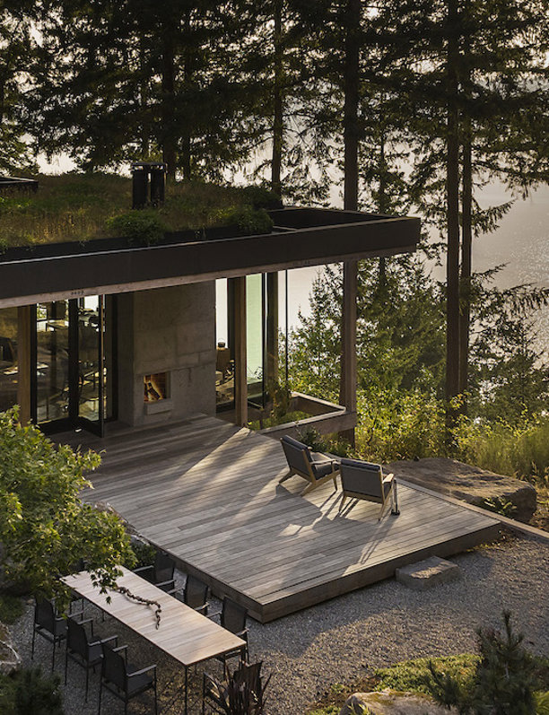 Una casa en el acantilado que se integra de manera perfecta al paisaje natural gracias al uso de madera, cristal y hormigón