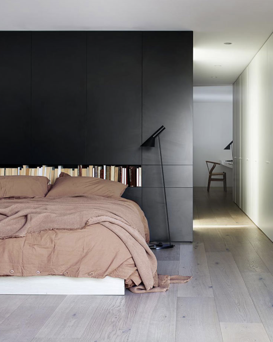 dormitorio con pared cabecero negro