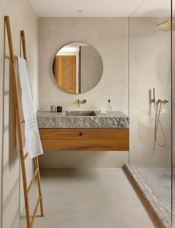 Esta es la forma de añadir elementos decorativos a tu baño sin caer en el desorden: fácil, con estilo (y de buen gusto)
