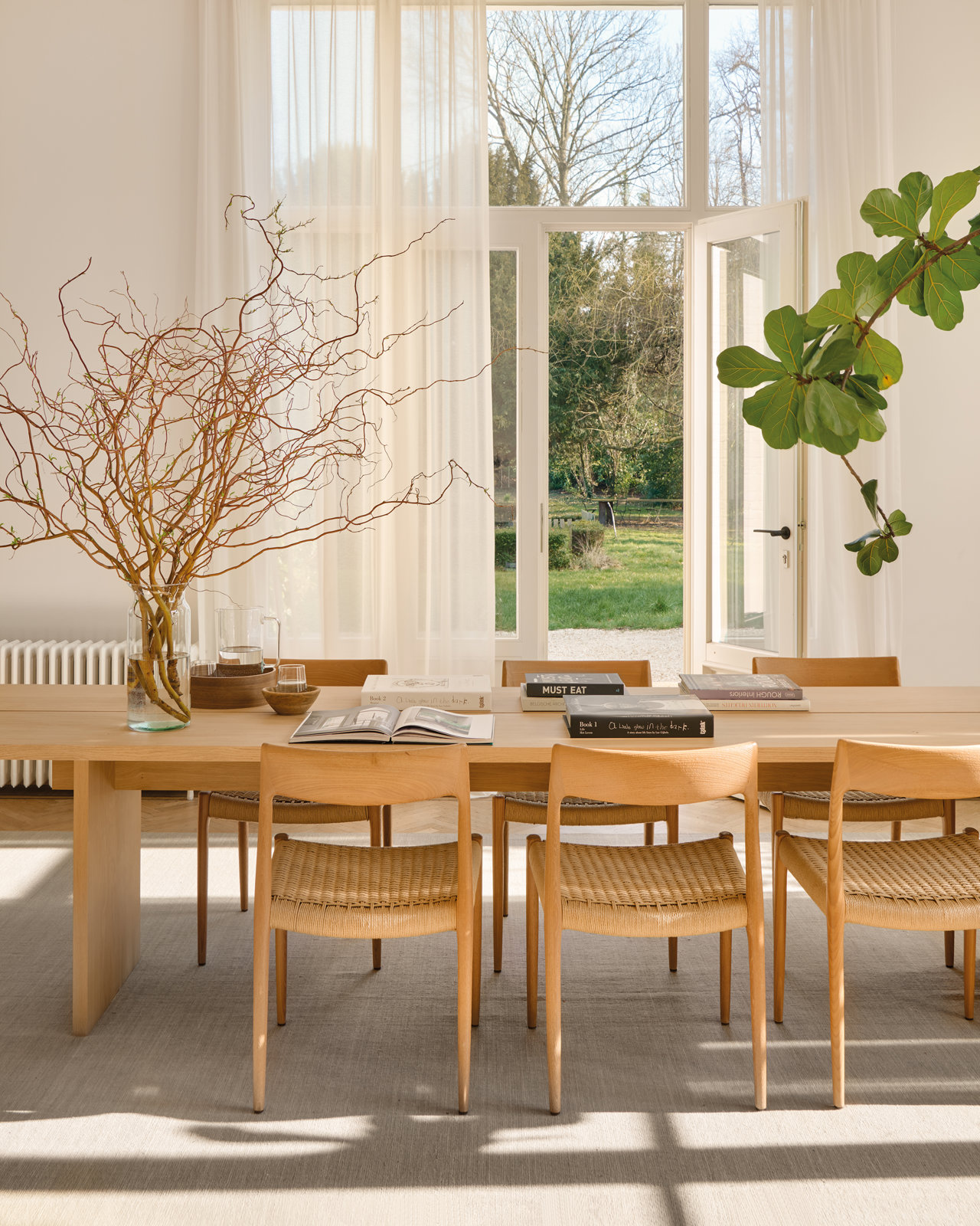 mesa en madera en habitacio´n minimalista