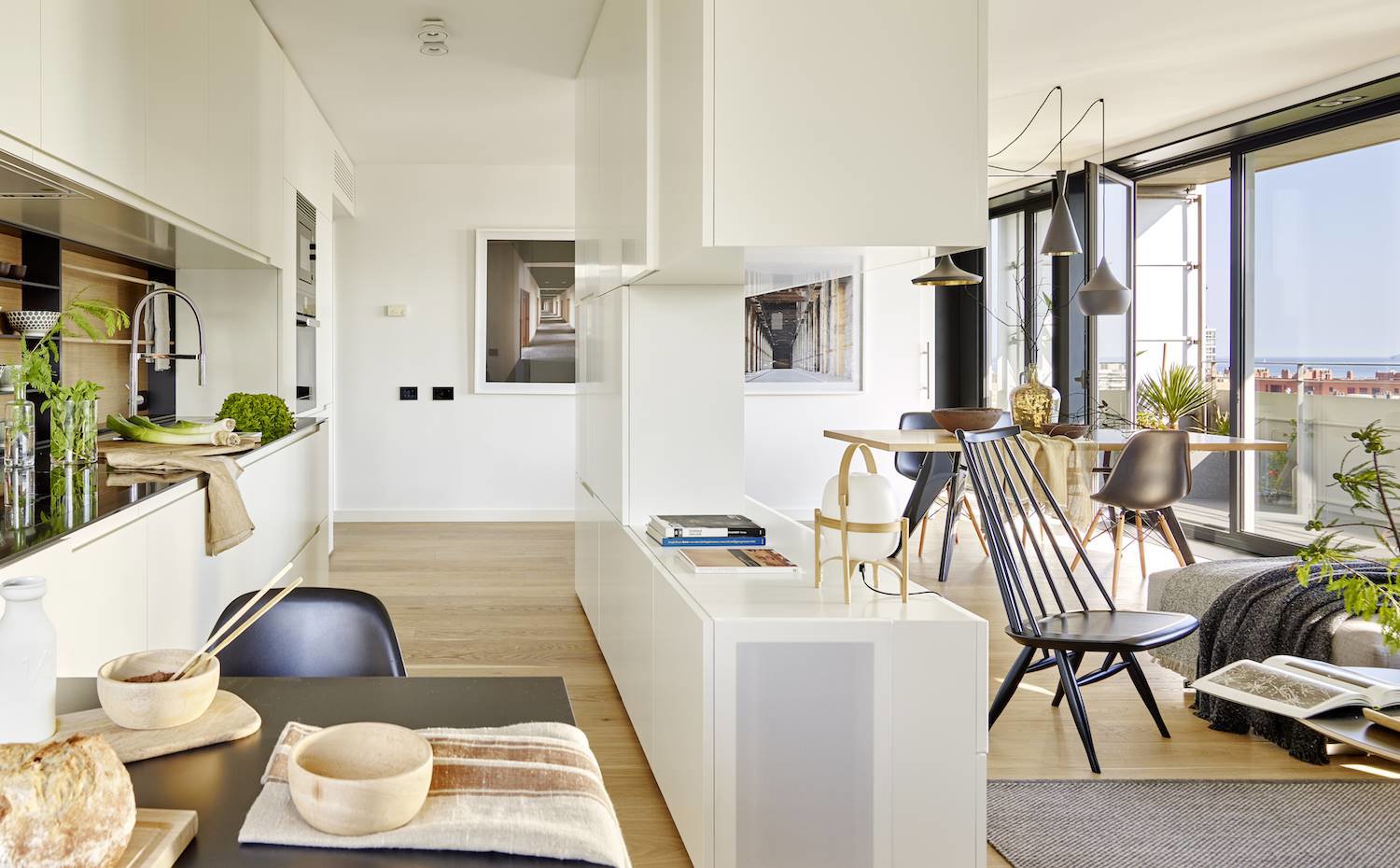 cocina moderna abierta al salón de ylab arquitectos