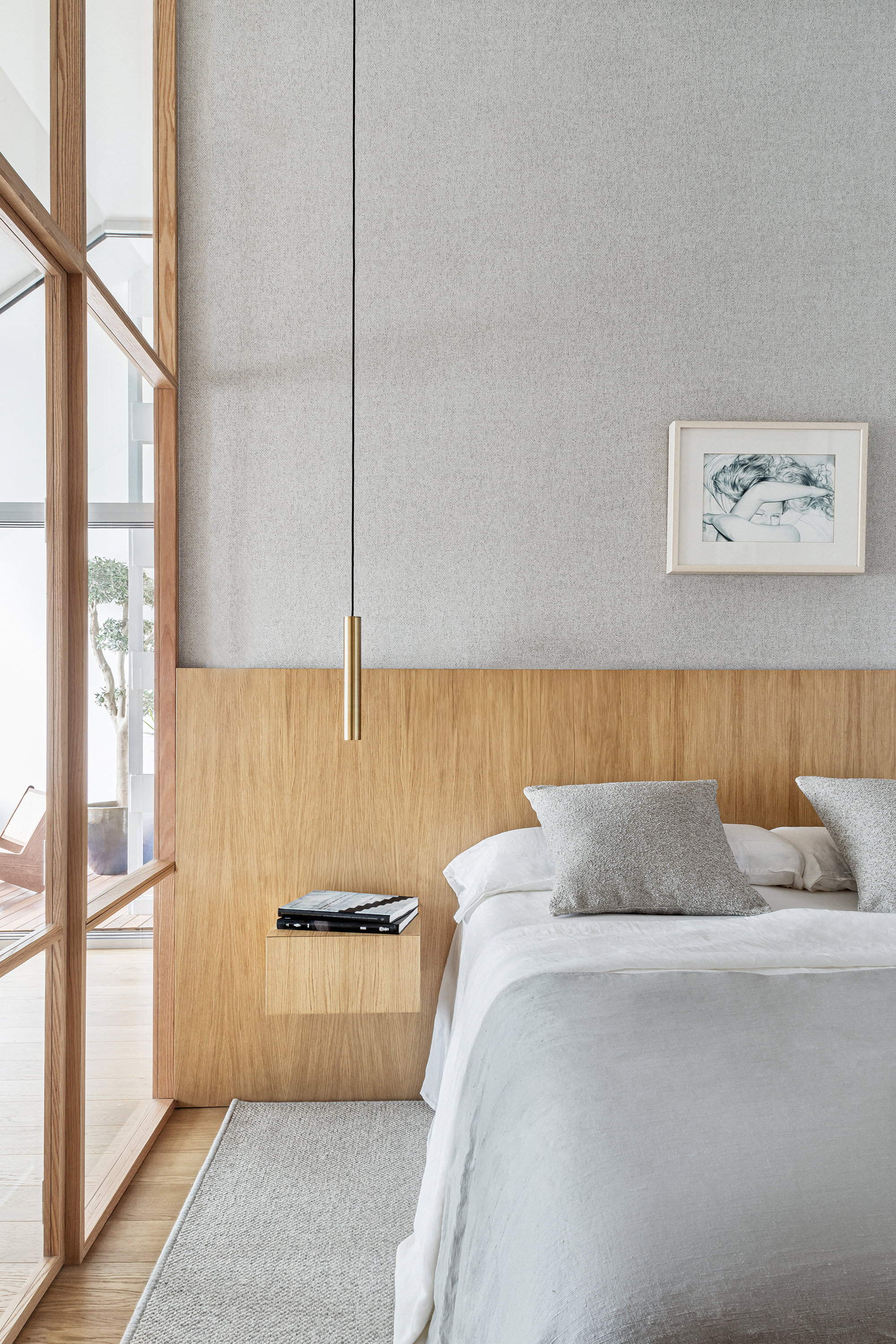Dormitorio en colores claros, con madera y cuadro