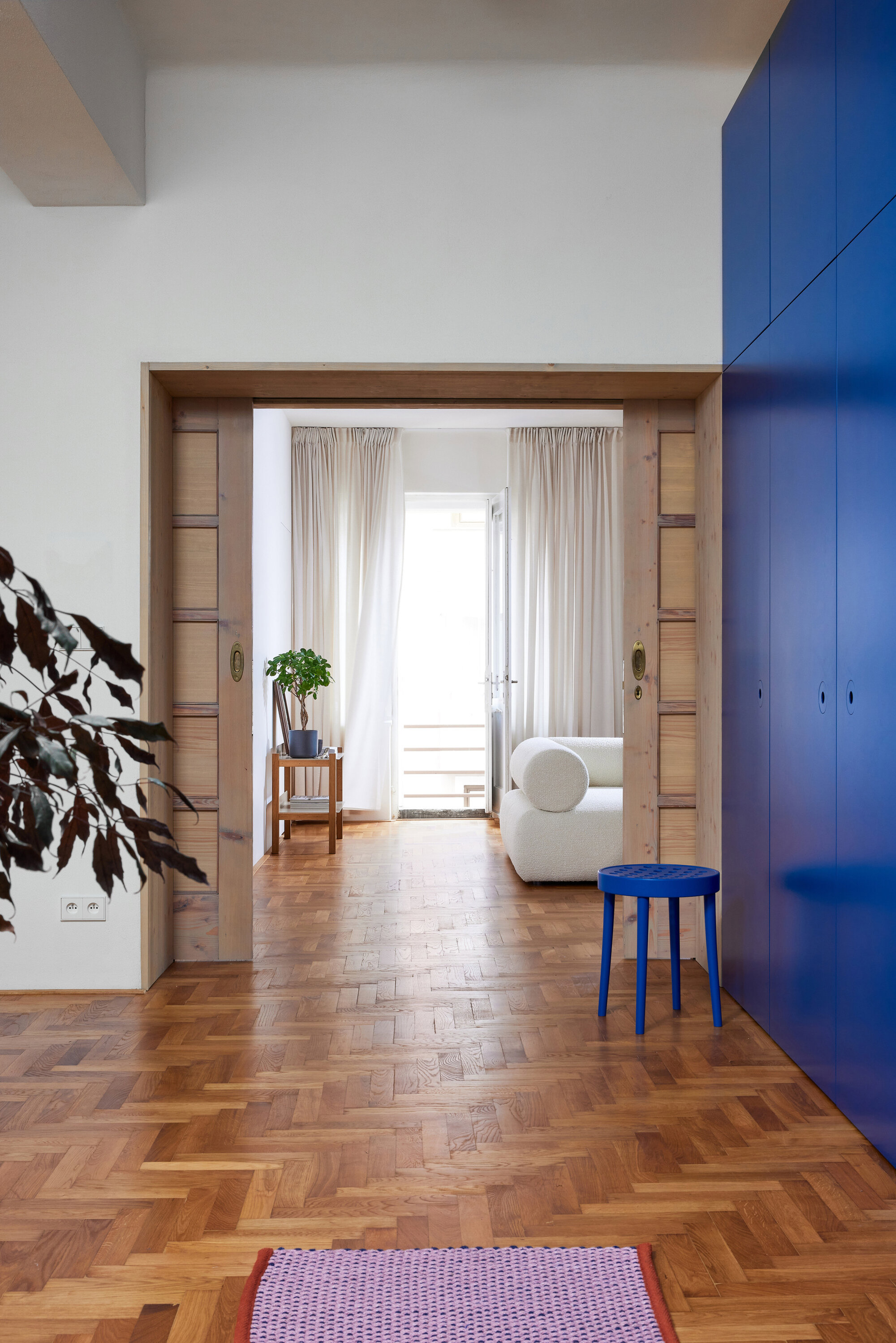 armario puerta azul recibidor casa repu´blica checa