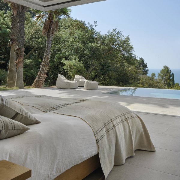 Habitación con vistas: 10 dormitorios que dan al mar y a la sierra que son pura inspiración