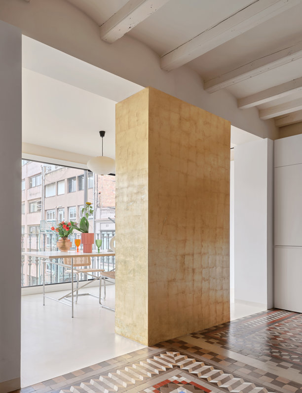Este piso en Barcelona con un muro de pan de oro es casi una experiencia religiosa 