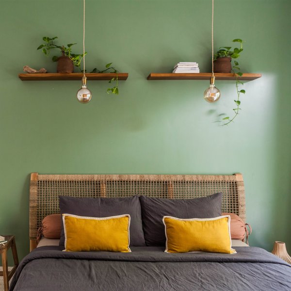 9 innovadoras ideas para decorar la pared del cabecero de tu cama más allá de los cuadros: estanterías, tapices y más, mucho más