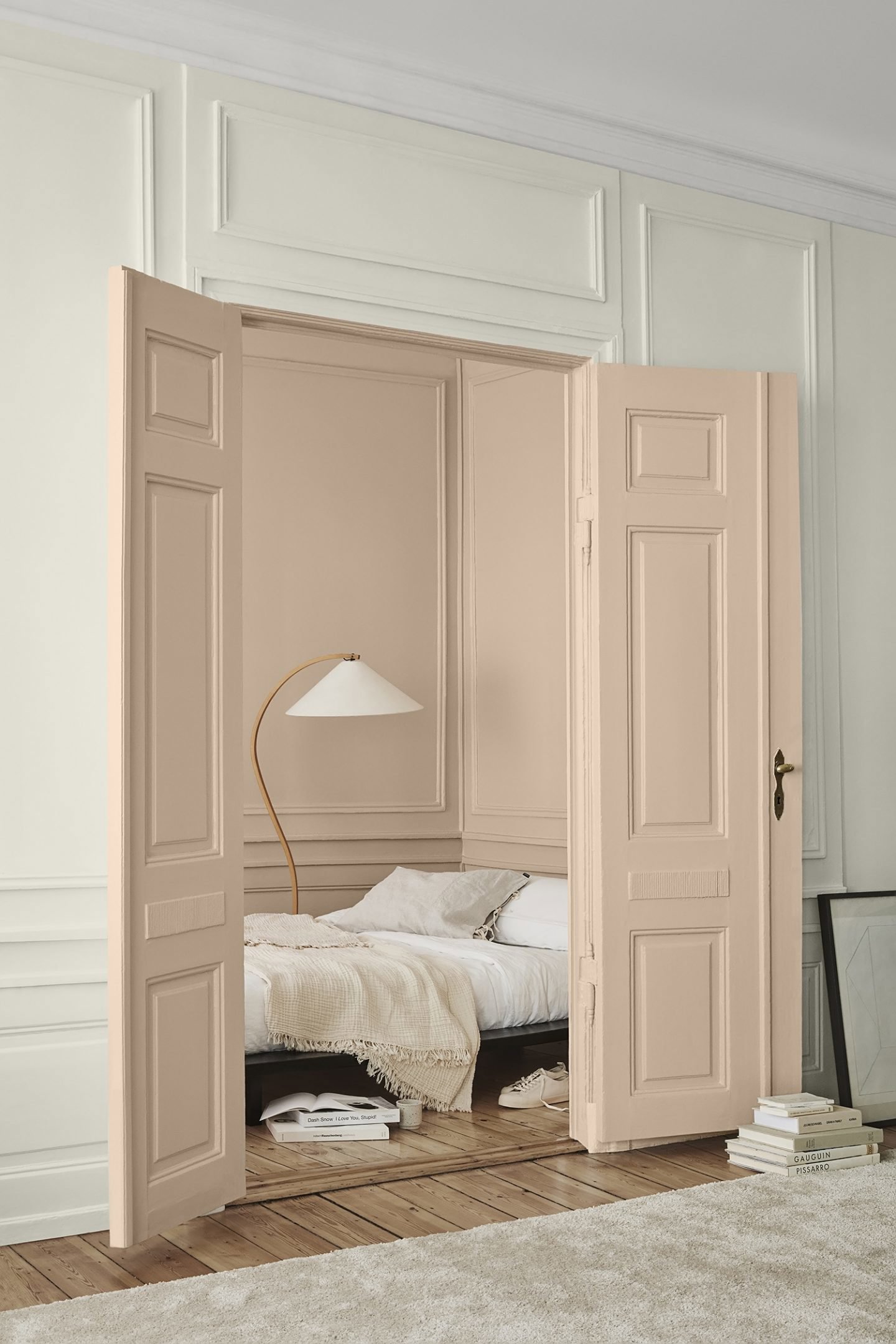 Dormitorio con puertas de color rosa