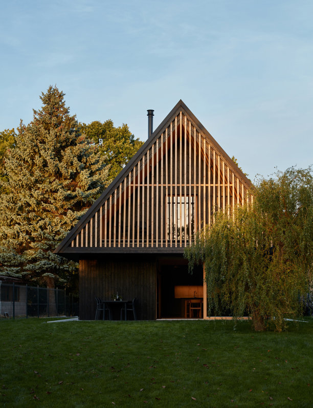 El arquetipo de cabaña se moderniza en este refugio de madera carbonizada que rinde homenaje al paisaje local