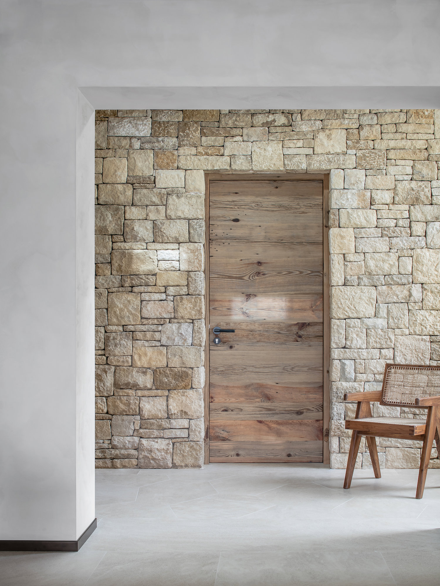 Puerta de madera con pared de piedra