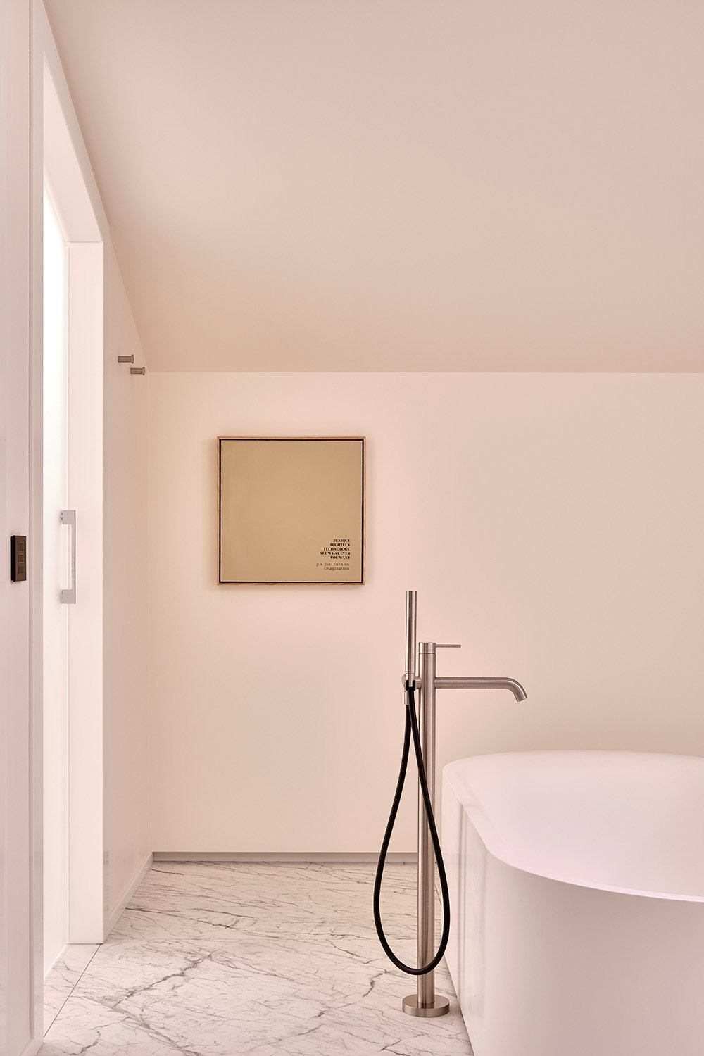 baño minimalista en blanco con cuadro 